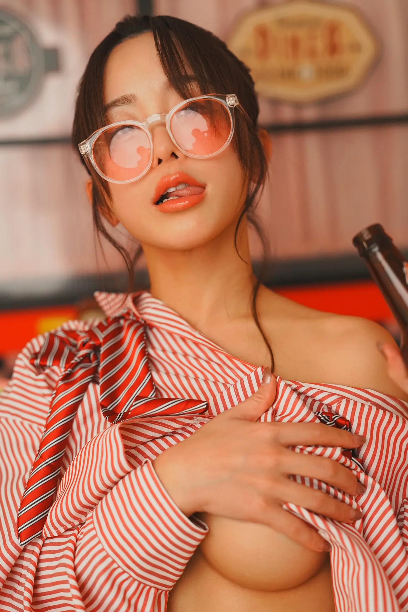 いくみ(Ikumi)美式复古Diner风写真:红白条纹衬衫领带演绎别样诱惑,清新俏皮与私房性感魅力全开