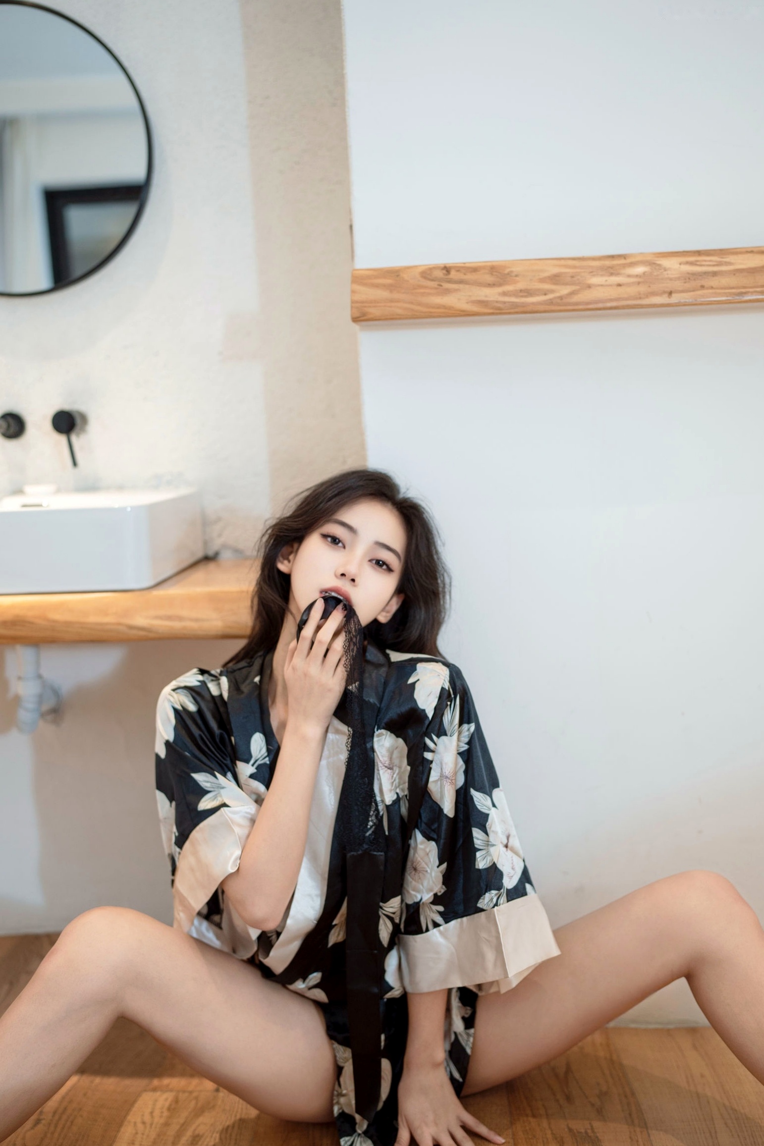 时安安滴蜡艺术写真:黑白花纹睡袍慵懒私房,演绎极致诱惑与野性美感,XingYan星颜社精品