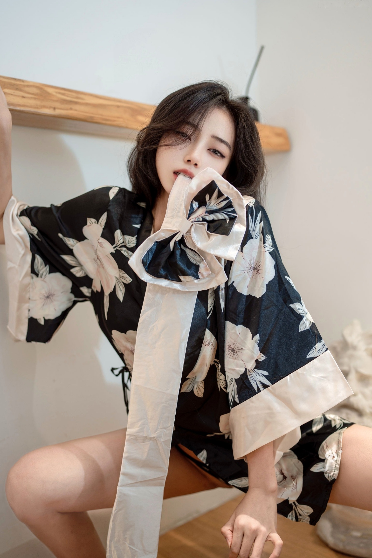 时安安滴蜡艺术写真:黑白花纹睡袍慵懒私房,演绎极致诱惑与野性美感,XingYan星颜社精品