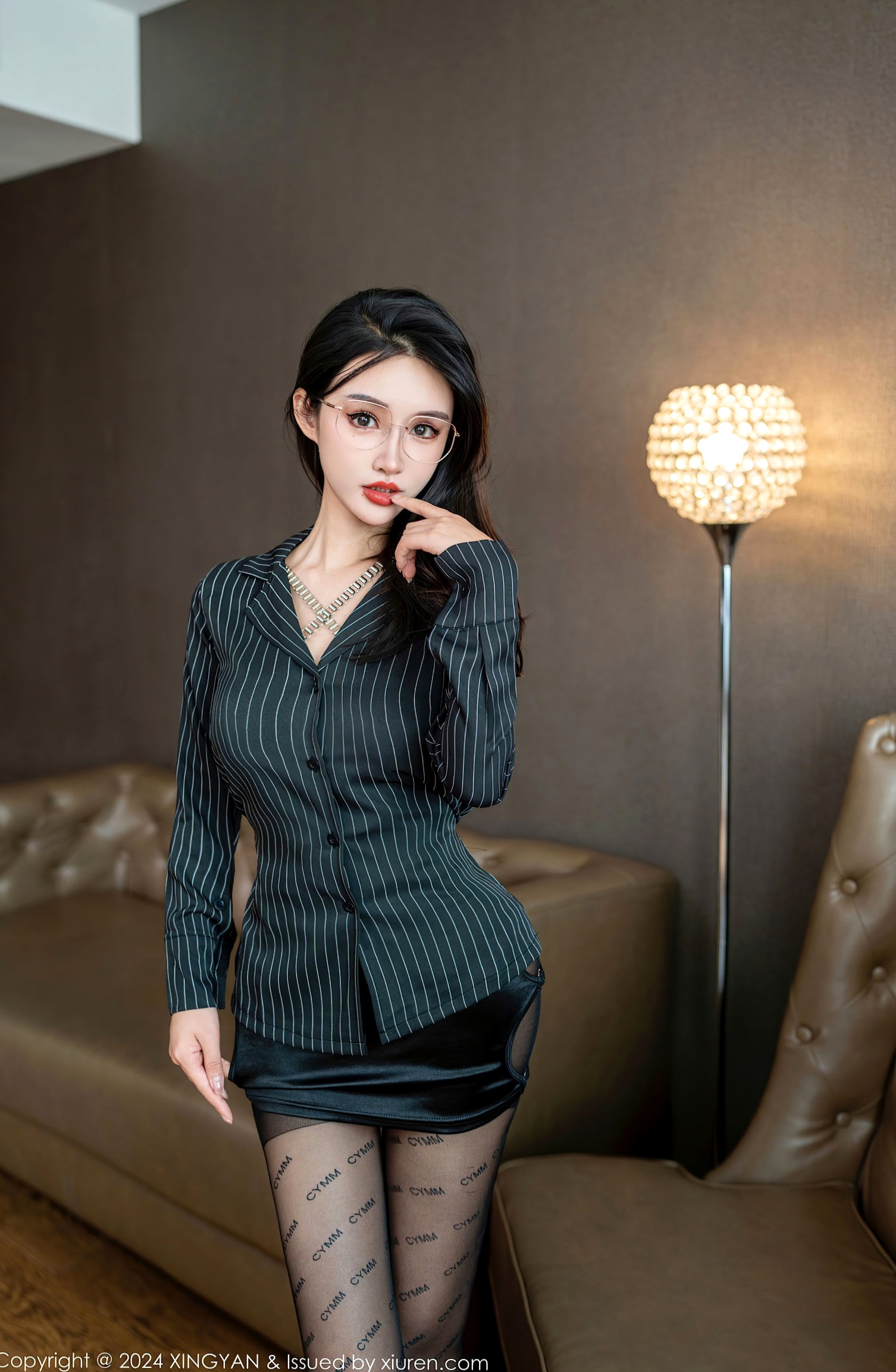 Gallery - 星颜社- Star Face :艺艺yiyi室内私房写真,佩戴眼镜展现冷艳魅惑,黑色连体衣搭配印花黑丝诱惑力十足星颜社- Star Face 性感诱惑黑丝私房照尤物 女神私房照_秀色女神