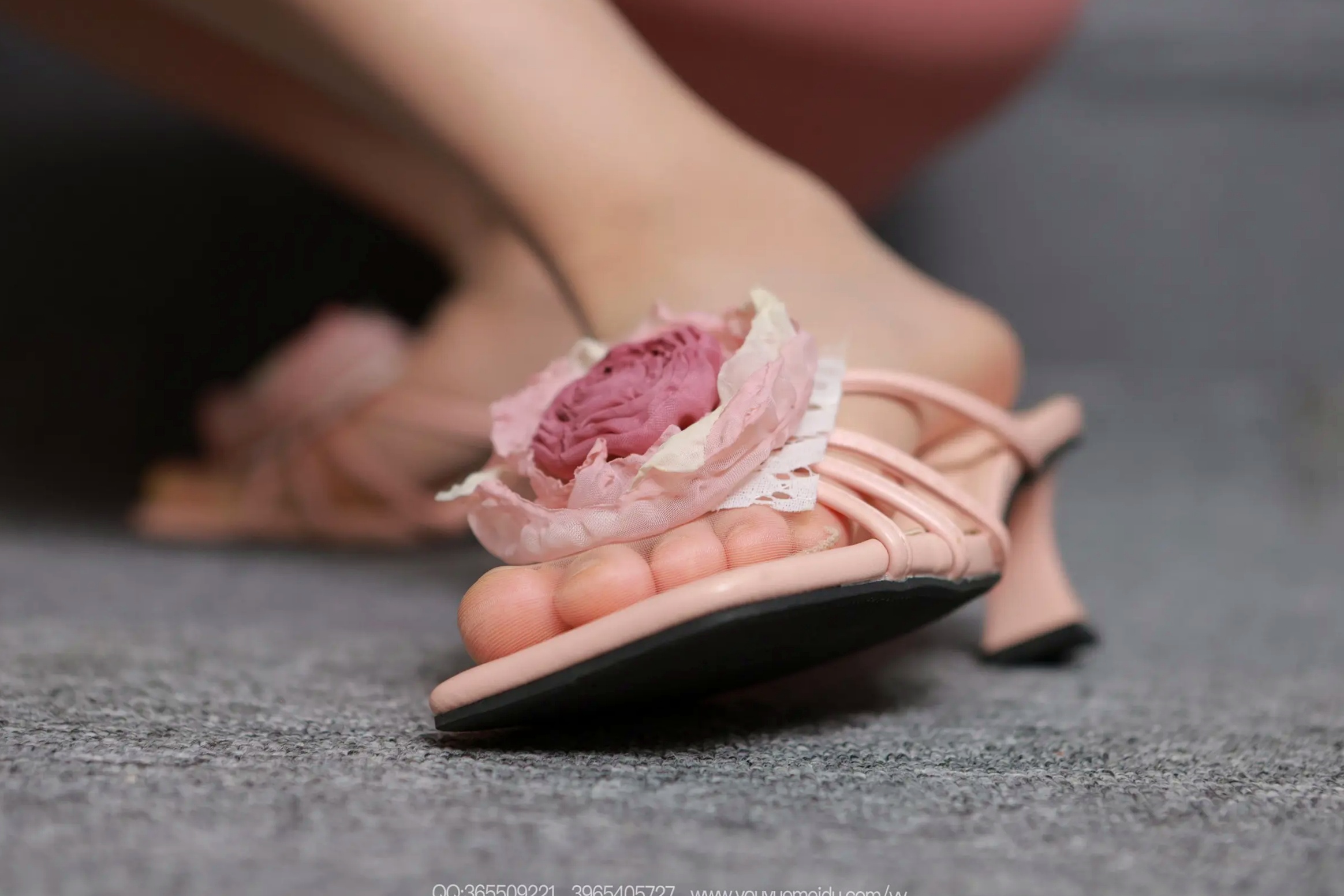 Gallery - IESS异思趣向 - Chiness Model 小婕 - Xiao Jie《粉粉嫩嫩》粉色紧身裙美腿足尖特写私房写真美腿私房照性感爱蜜社 - Honey Club 女神私房照_秀色女神