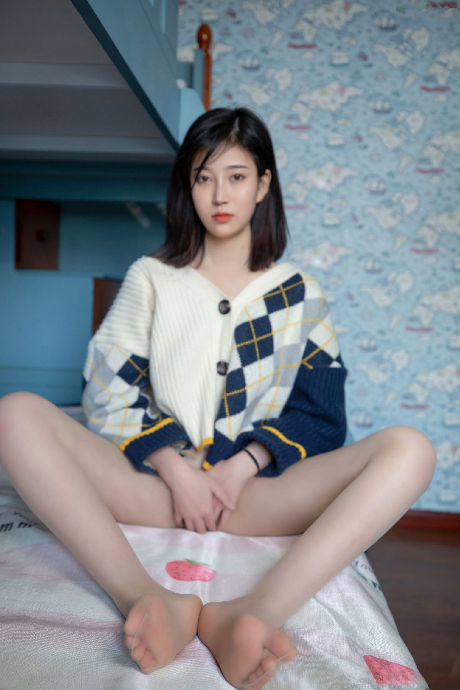 Gallery - 年年Nnian-子然私房照:清新针织衫露肩诱惑,白嫩足部丝袜特写,清纯可爱的家居生活风摄影私房照丝袜清新诱惑治愈系 女神私房照_秀色女神