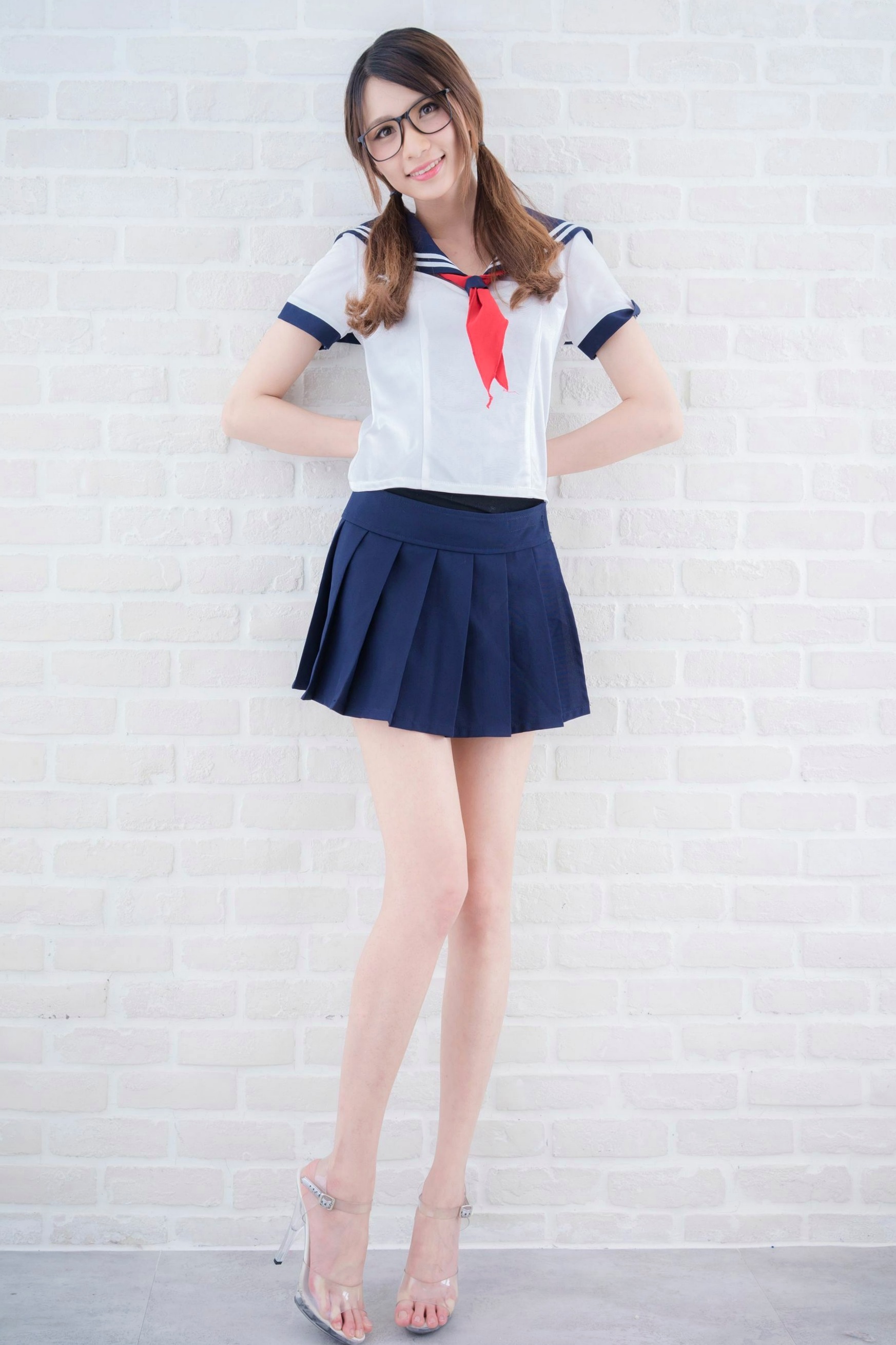 台湾正妹Candice蔡译心清新水手服写真,甜美校花学妹私房制服诱惑,洁白长腿令人心动