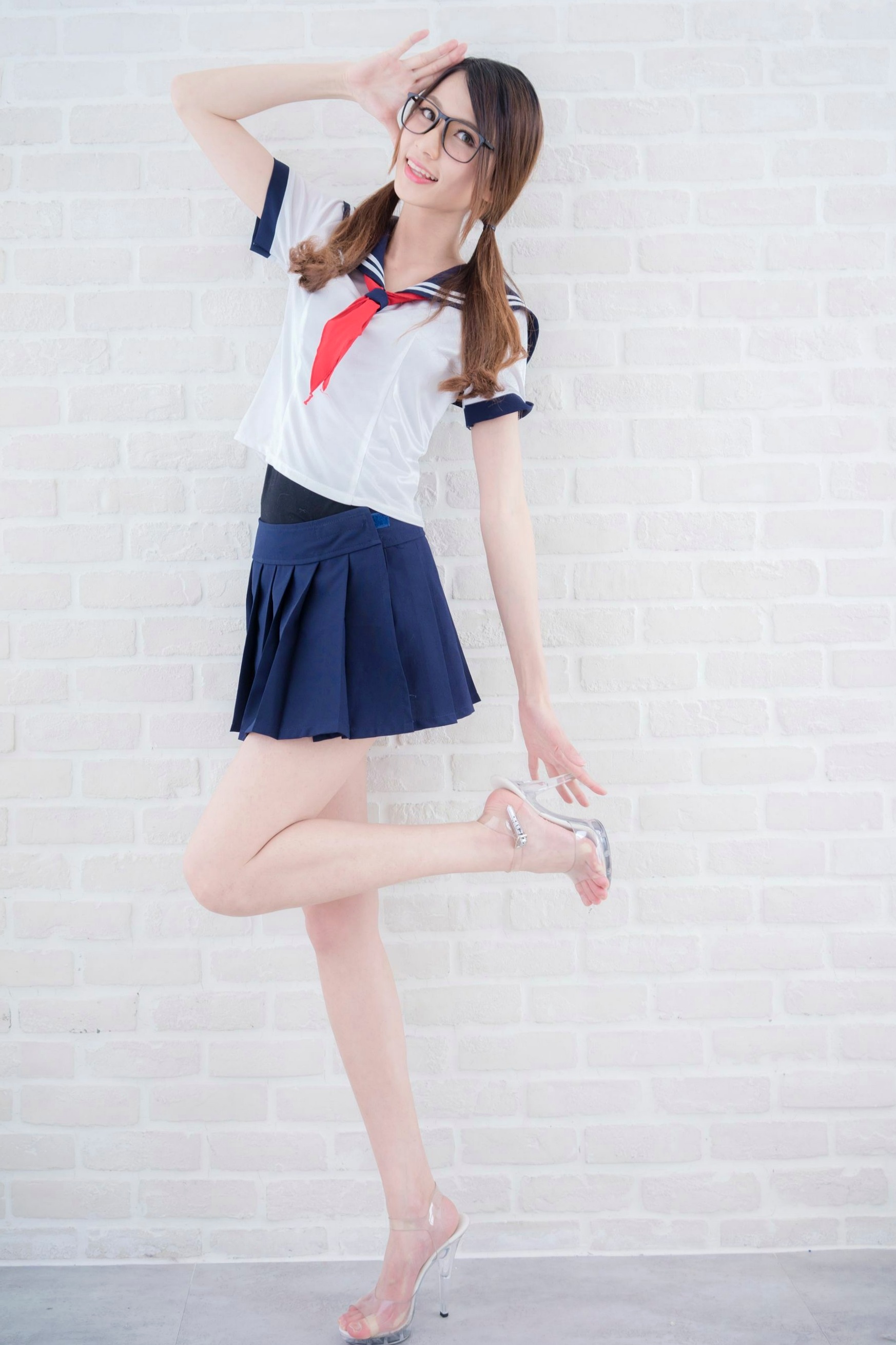 台湾正妹Candice蔡译心清新水手服写真,甜美校花学妹私房制服诱惑,洁白长腿令人心动