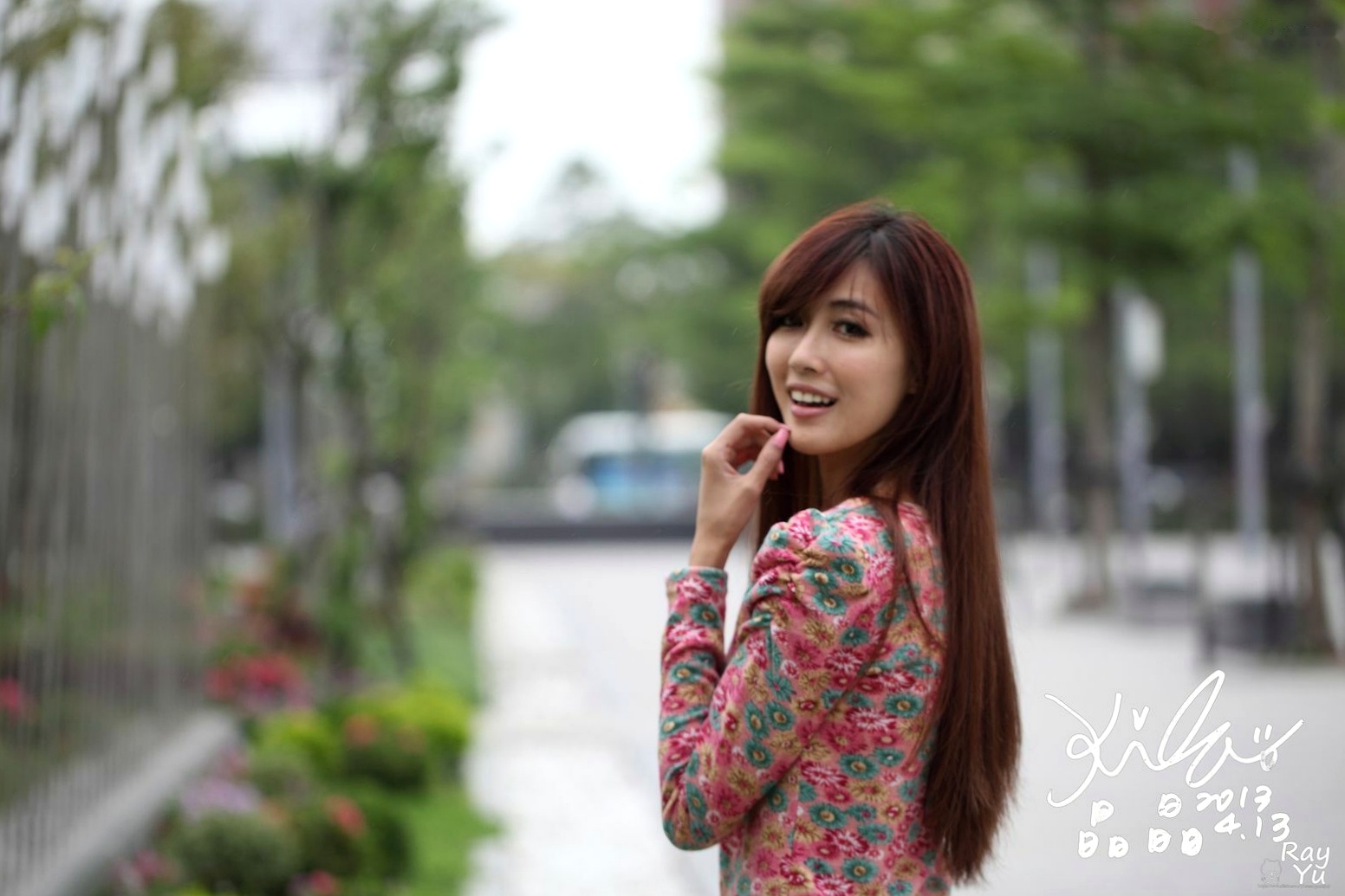 台湾女神廖挺伶Kila晶晶花色超短裙户外街拍写真集,清新气质修长美腿展现邻家甜美魅力
