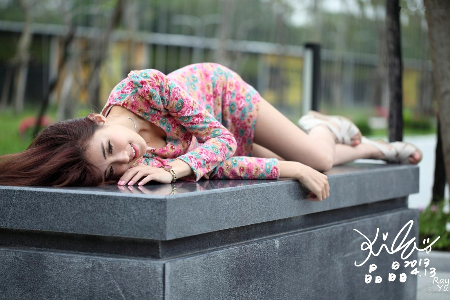 台湾女神廖挺伶Kila晶晶花色超短裙户外街拍写真集,清新气质修长美腿展现邻家甜美魅力