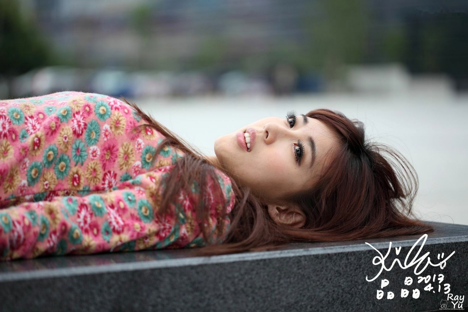 台湾女神廖挺伶Kila晶晶花色超短裙户外街拍写真集,清新气质修长美腿展现邻家甜美魅力