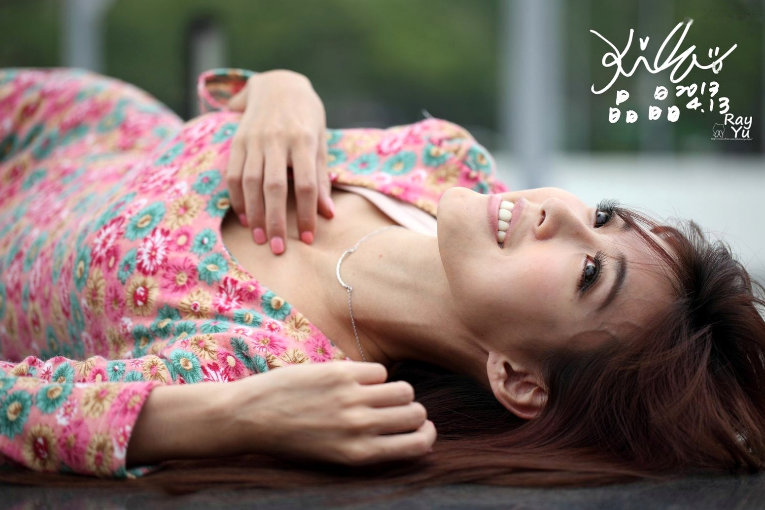 台湾女神廖挺伶Kila晶晶花色超短裙户外街拍写真集,清新气质修长美腿展现邻家甜美魅力