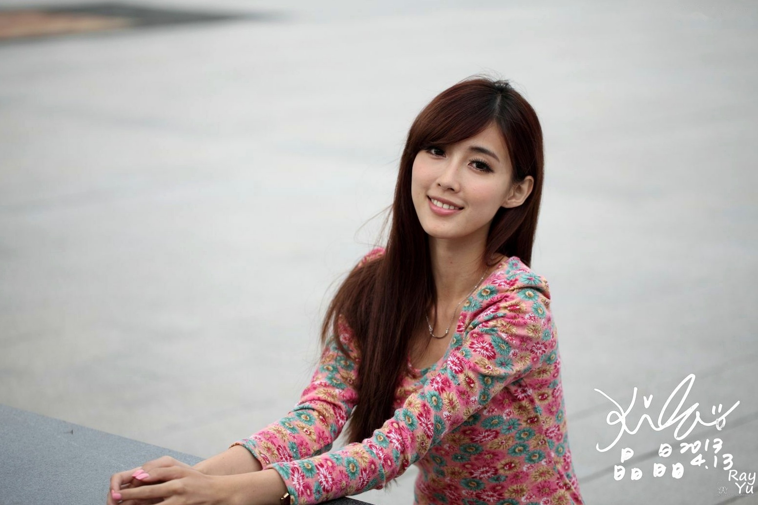 台湾女神廖挺伶Kila晶晶花色超短裙户外街拍写真集,清新气质修长美腿展现邻家甜美魅力