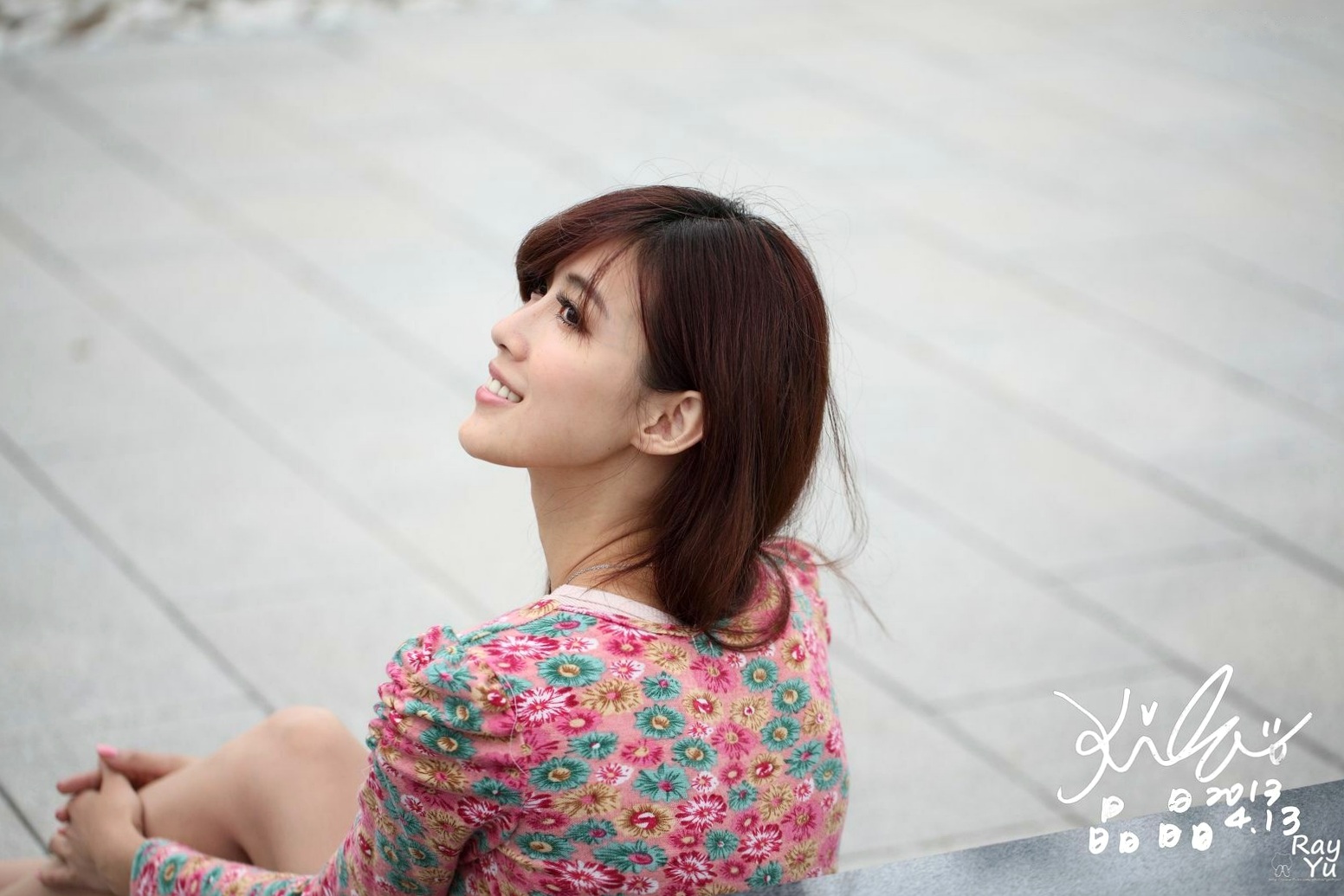 台湾女神廖挺伶Kila晶晶花色超短裙户外街拍写真集,清新气质修长美腿展现邻家甜美魅力