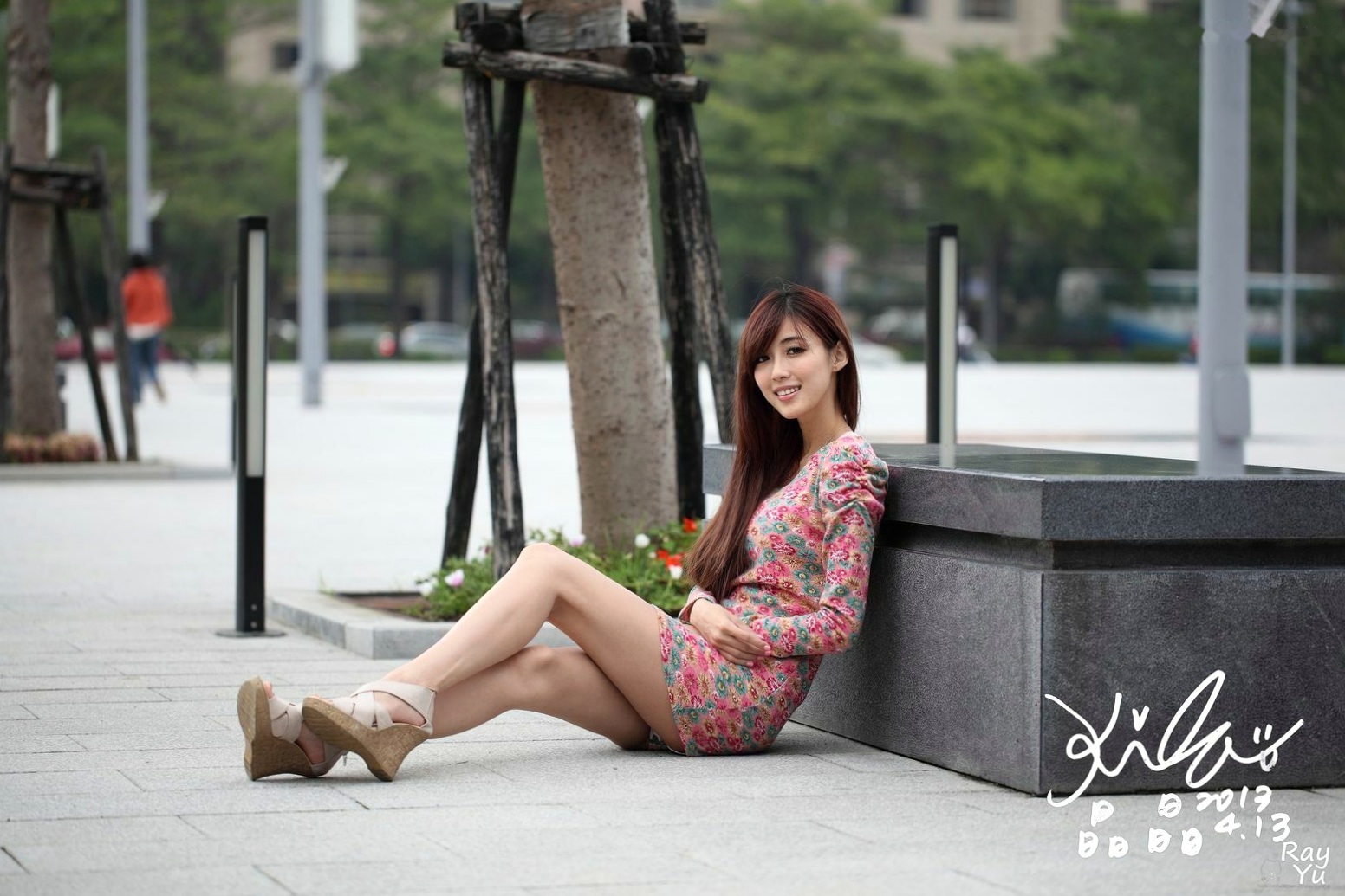 台湾女神廖挺伶Kila晶晶花色超短裙户外街拍写真集,清新气质修长美腿展现邻家甜美魅力