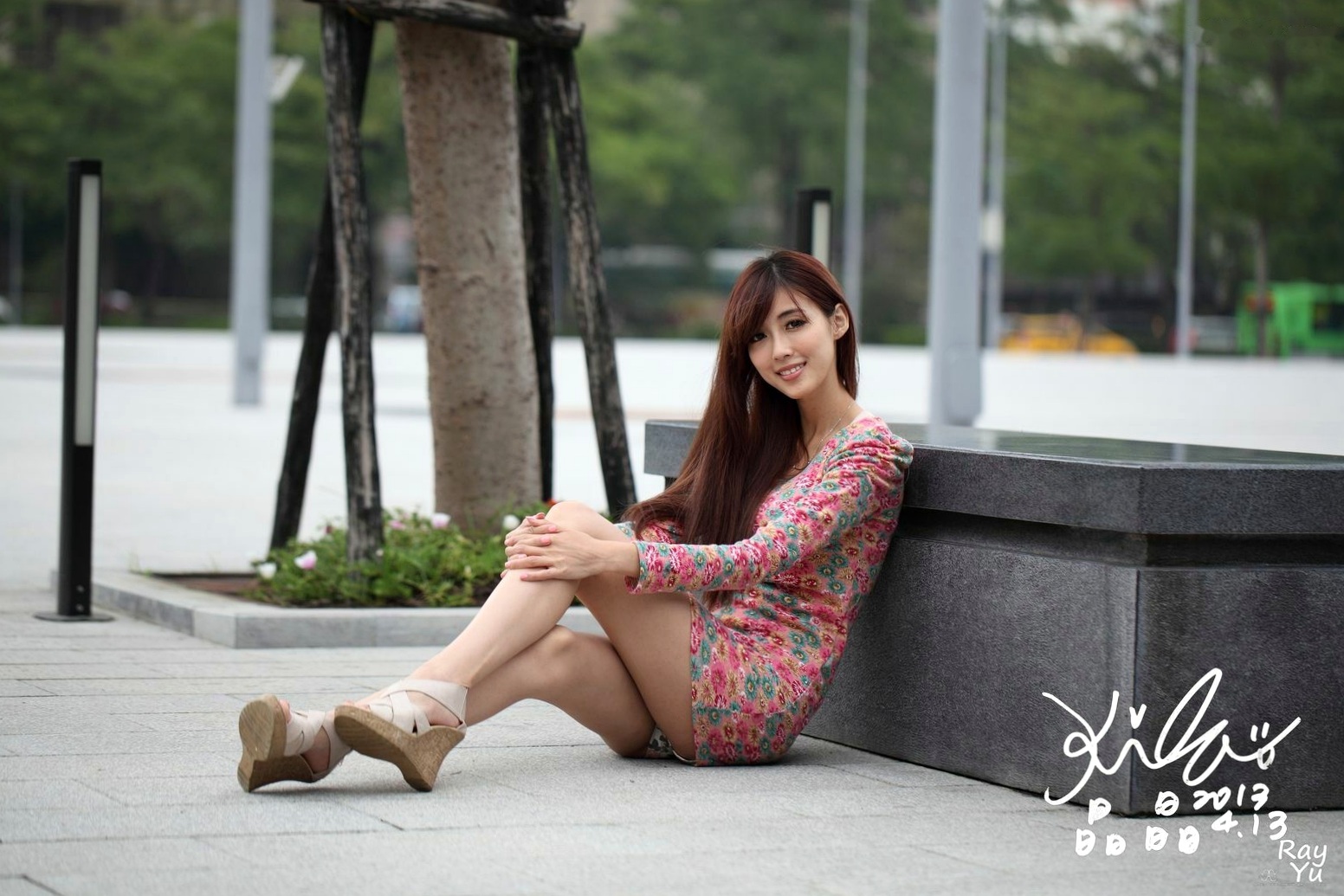 台湾女神廖挺伶Kila晶晶花色超短裙户外街拍写真集,清新气质修长美腿展现邻家甜美魅力