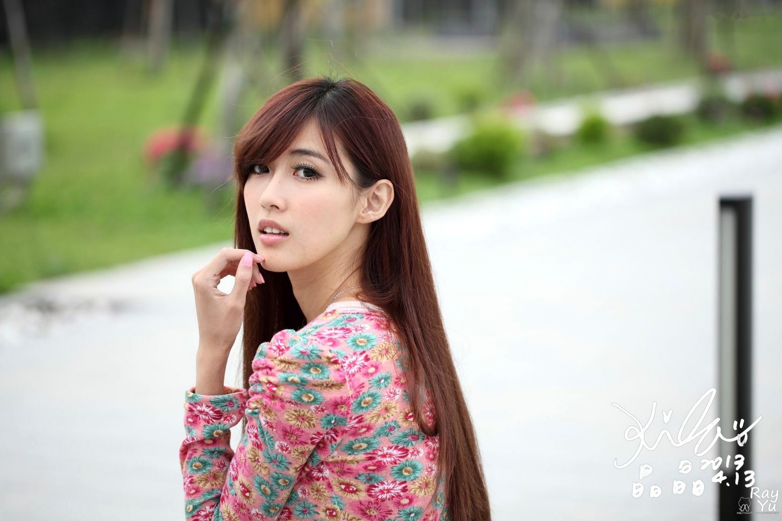 台湾女神廖挺伶Kila晶晶花色超短裙户外街拍写真集,清新气质修长美腿展现邻家甜美魅力