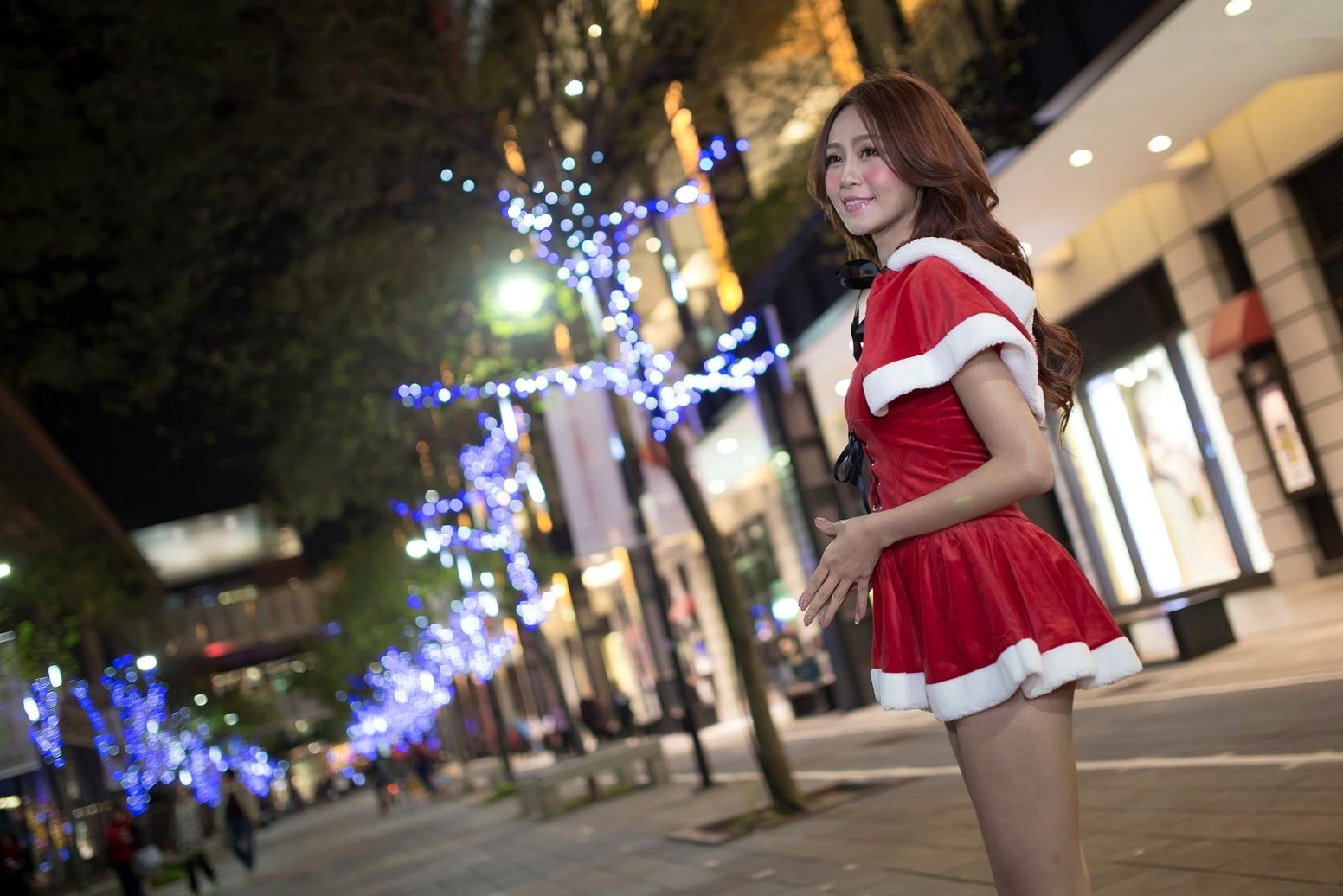 台湾女神Winnie小雪/庄咏惠《圣诞小短裙夜拍》高清写真,户外氛围感圣诞装扮,清新御姐风格,城市浪漫夜景大片