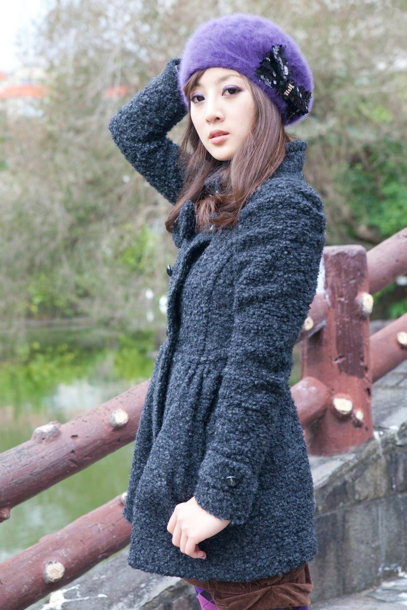 台湾正妹Mikako果子MM双溪公园户外私房写真,清新甜美针织衫穿搭,治愈系气质女神公园街拍生活照