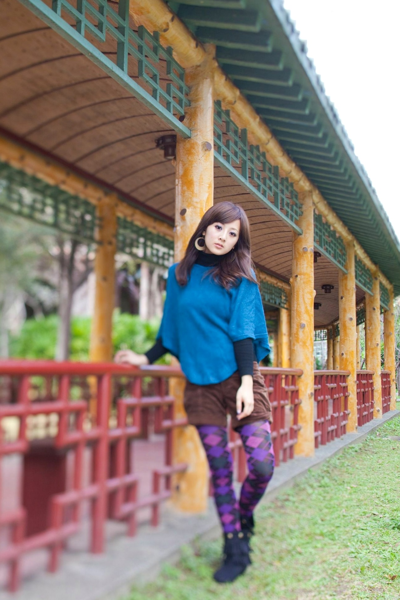 台湾正妹Mikako果子MM双溪公园户外私房写真,清新甜美针织衫穿搭,治愈系气质女神公园街拍生活照