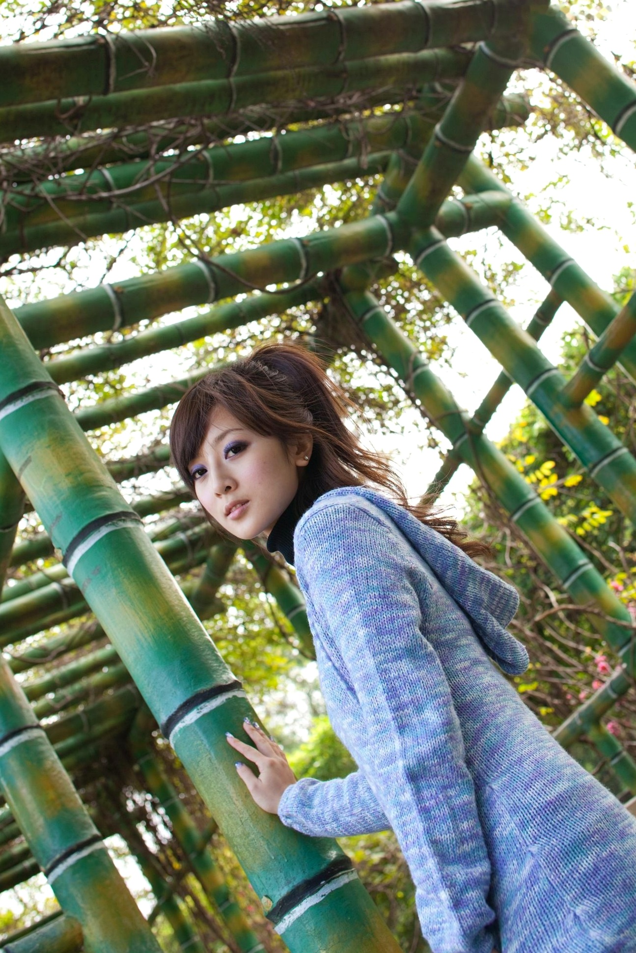 台湾正妹Mikako果子MM双溪公园户外私房写真,清新甜美针织衫穿搭,治愈系气质女神公园街拍生活照