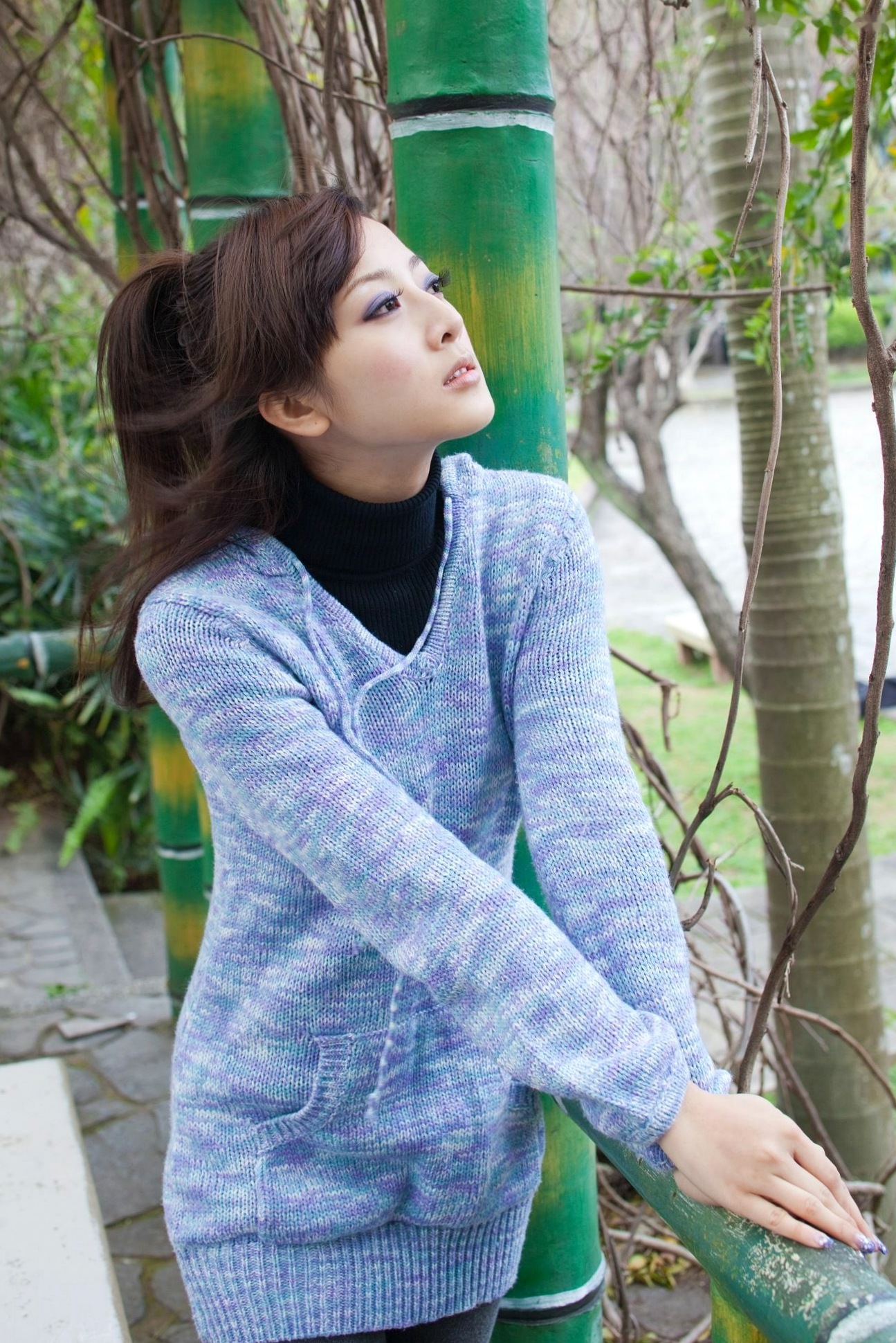 台湾正妹Mikako果子MM双溪公园户外私房写真,清新甜美针织衫穿搭,治愈系气质女神公园街拍生活照