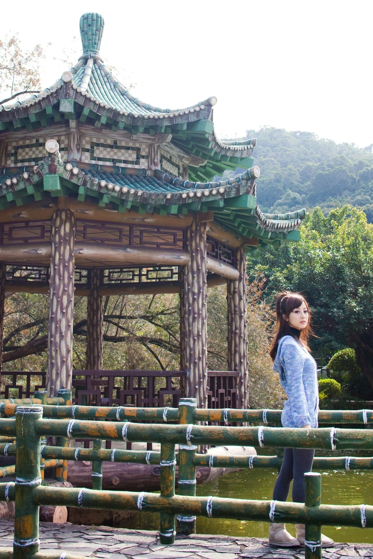 台湾正妹Mikako果子MM双溪公园户外私房写真,清新甜美针织衫穿搭,治愈系气质女神公园街拍生活照