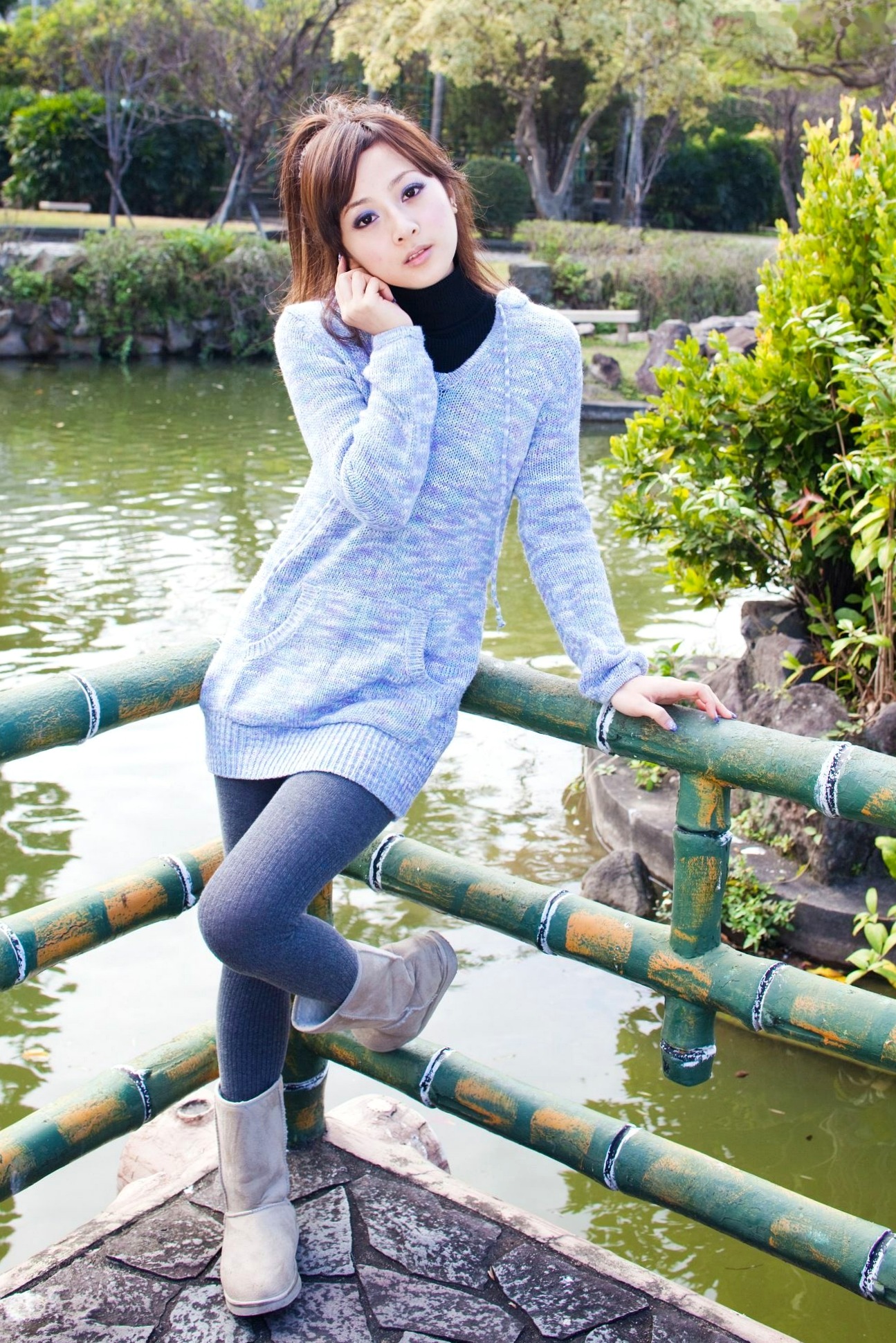 台湾正妹Mikako果子MM双溪公园户外私房写真,清新甜美针织衫穿搭,治愈系气质女神公园街拍生活照