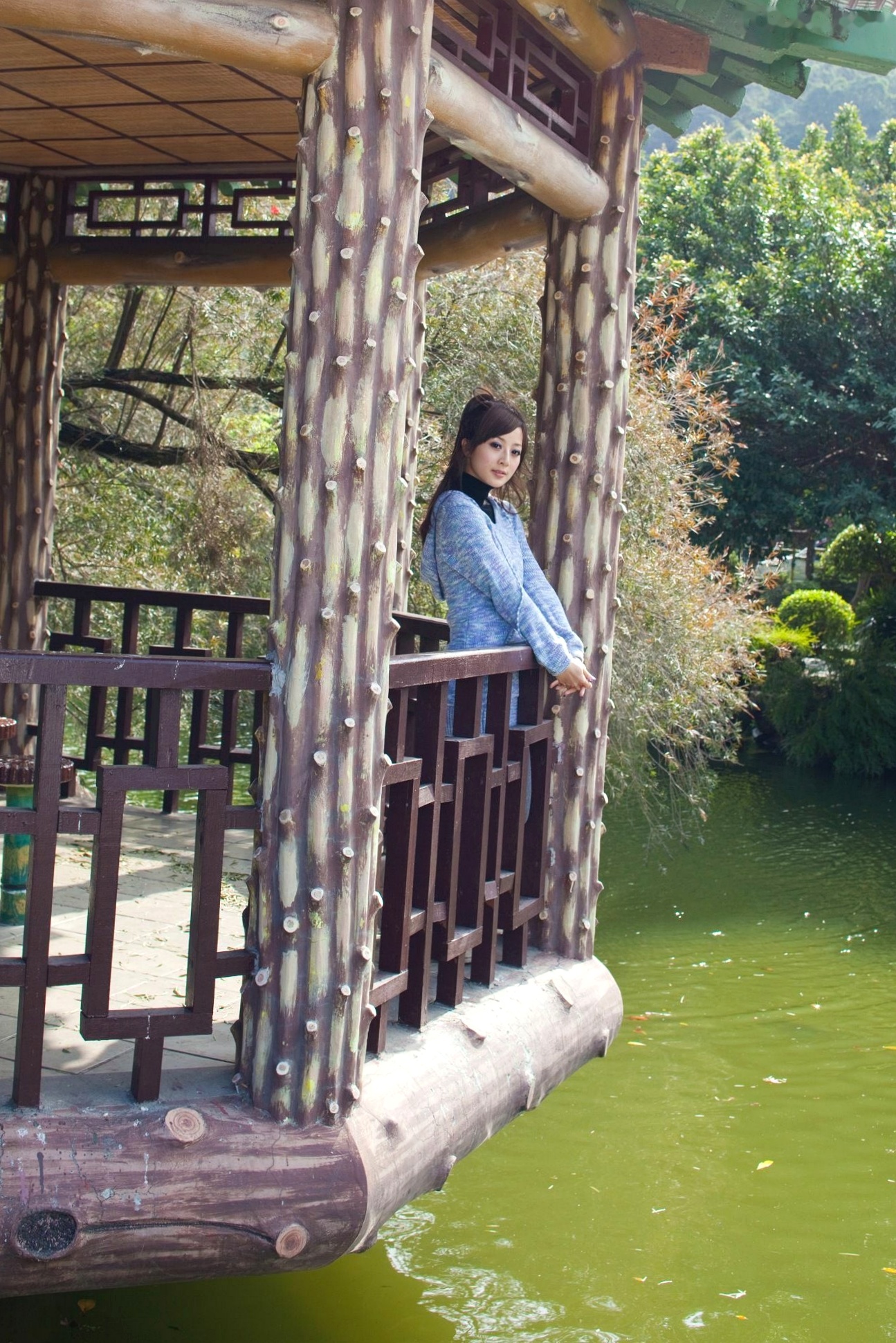 台湾正妹Mikako果子MM双溪公园户外私房写真,清新甜美针织衫穿搭,治愈系气质女神公园街拍生活照