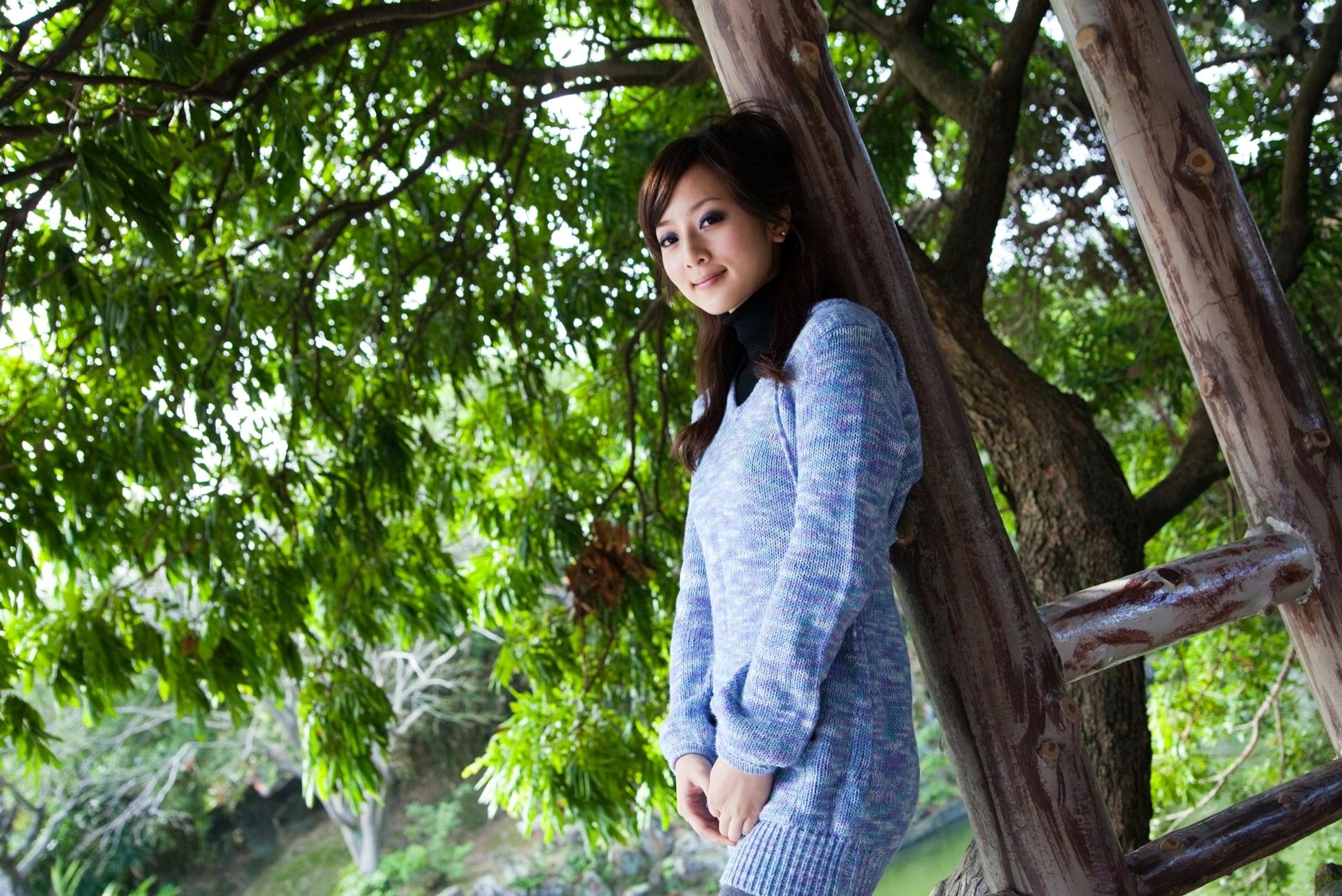 台湾正妹Mikako果子MM双溪公园户外私房写真,清新甜美针织衫穿搭,治愈系气质女神公园街拍生活照