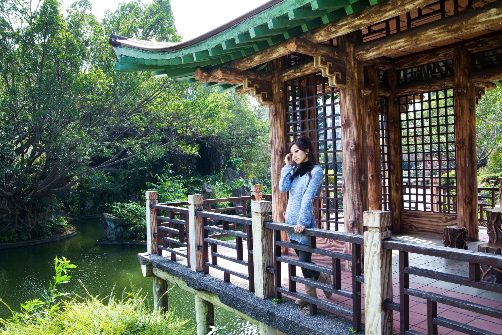 台湾正妹Mikako果子MM双溪公园户外私房写真,清新甜美针织衫穿搭,治愈系气质女神公园街拍生活照