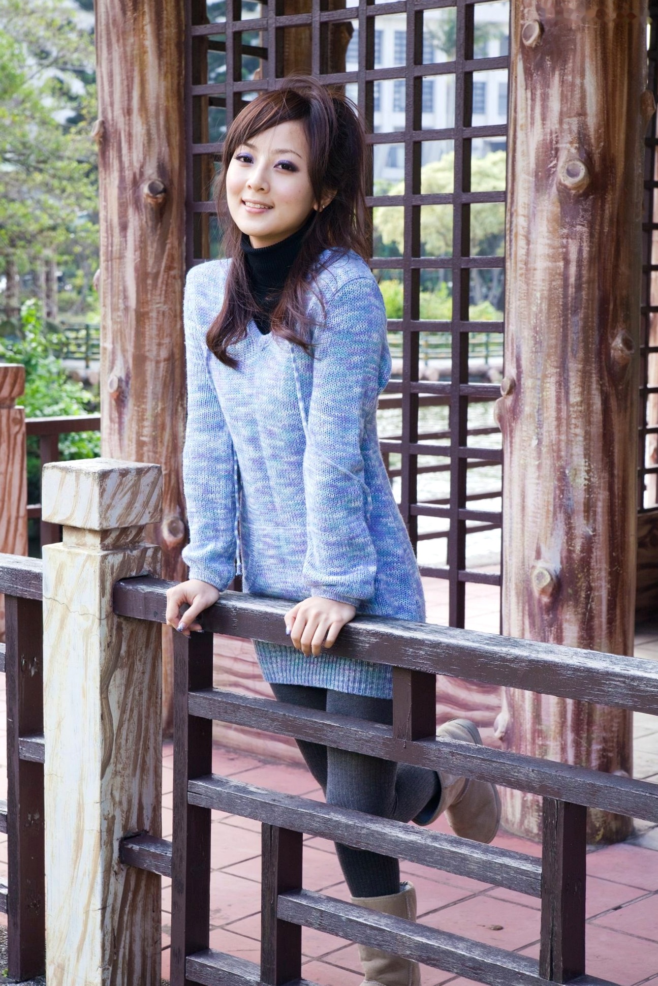 台湾正妹Mikako果子MM双溪公园户外私房写真,清新甜美针织衫穿搭,治愈系气质女神公园街拍生活照