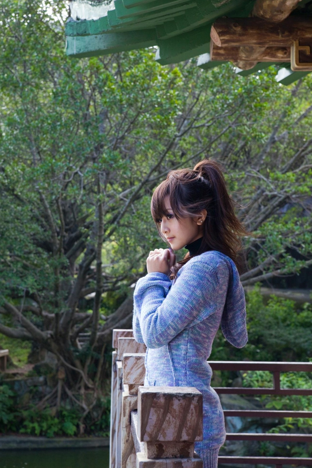 台湾正妹Mikako果子MM双溪公园户外私房写真,清新甜美针织衫穿搭,治愈系气质女神公园街拍生活照