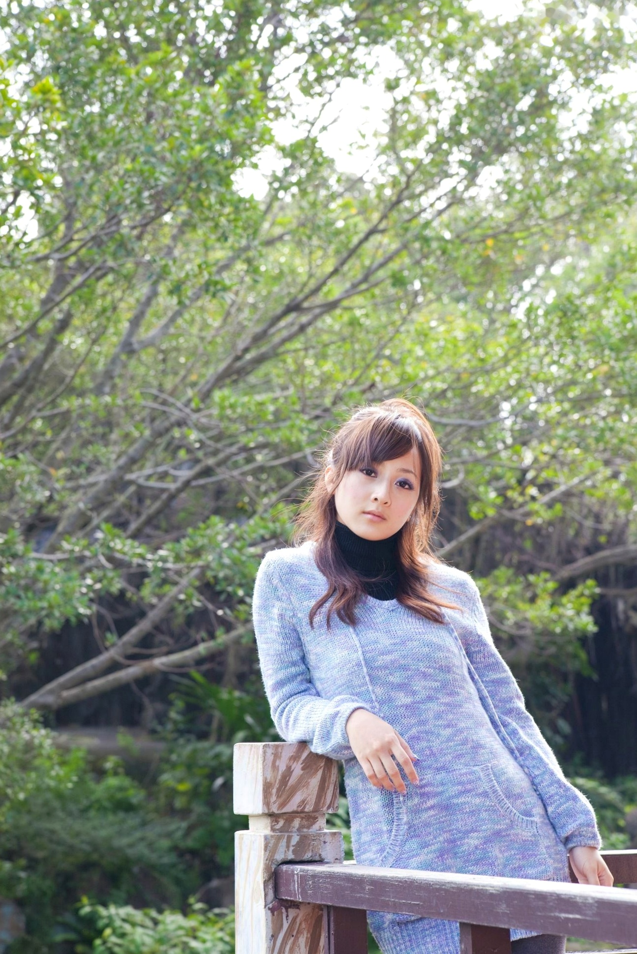 台湾正妹Mikako果子MM双溪公园户外私房写真,清新甜美针织衫穿搭,治愈系气质女神公园街拍生活照