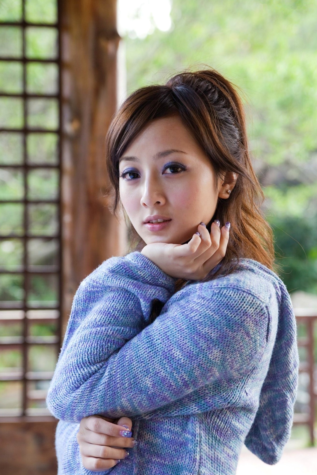 台湾正妹Mikako果子MM双溪公园户外私房写真,清新甜美针织衫穿搭,治愈系气质女神公园街拍生活照