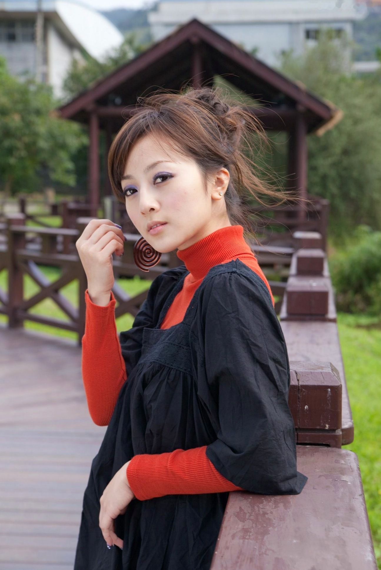 台湾正妹Mikako果子MM双溪公园户外私房写真,清新甜美针织衫穿搭,治愈系气质女神公园街拍生活照