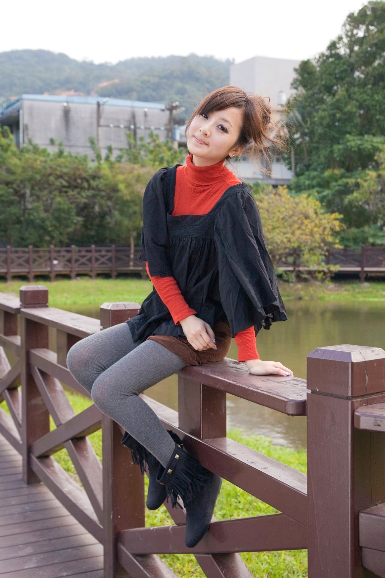 台湾正妹Mikako果子MM双溪公园户外私房写真,清新甜美针织衫穿搭,治愈系气质女神公园街拍生活照