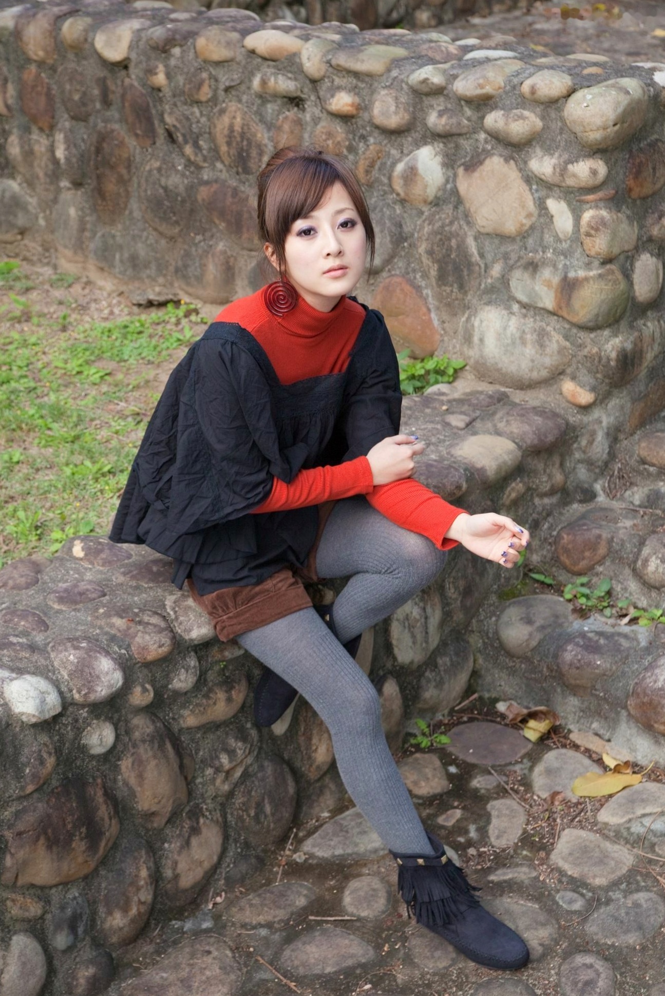 台湾正妹Mikako果子MM双溪公园户外私房写真,清新甜美针织衫穿搭,治愈系气质女神公园街拍生活照