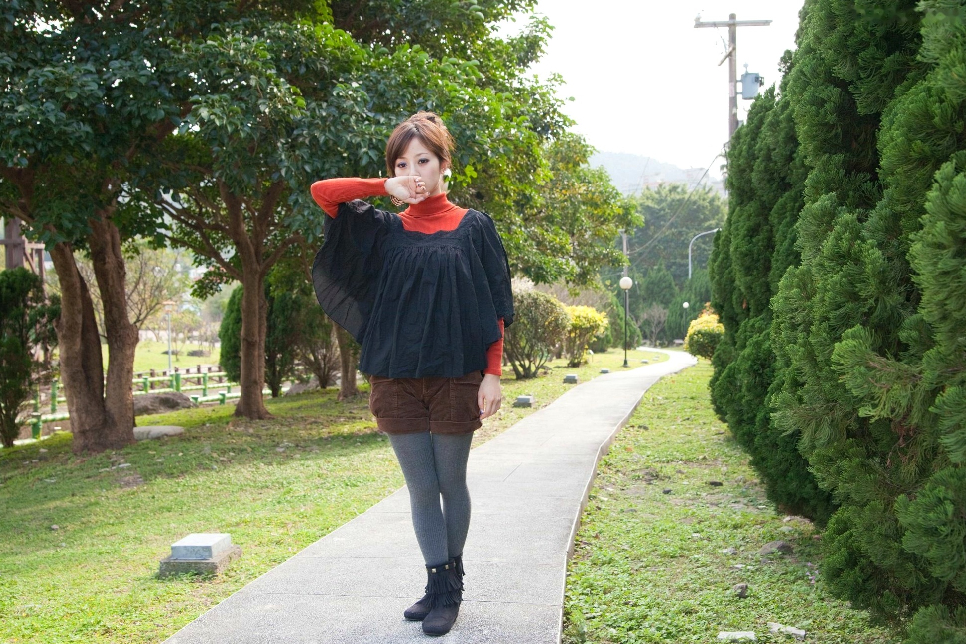 台湾正妹Mikako果子MM双溪公园户外私房写真,清新甜美针织衫穿搭,治愈系气质女神公园街拍生活照
