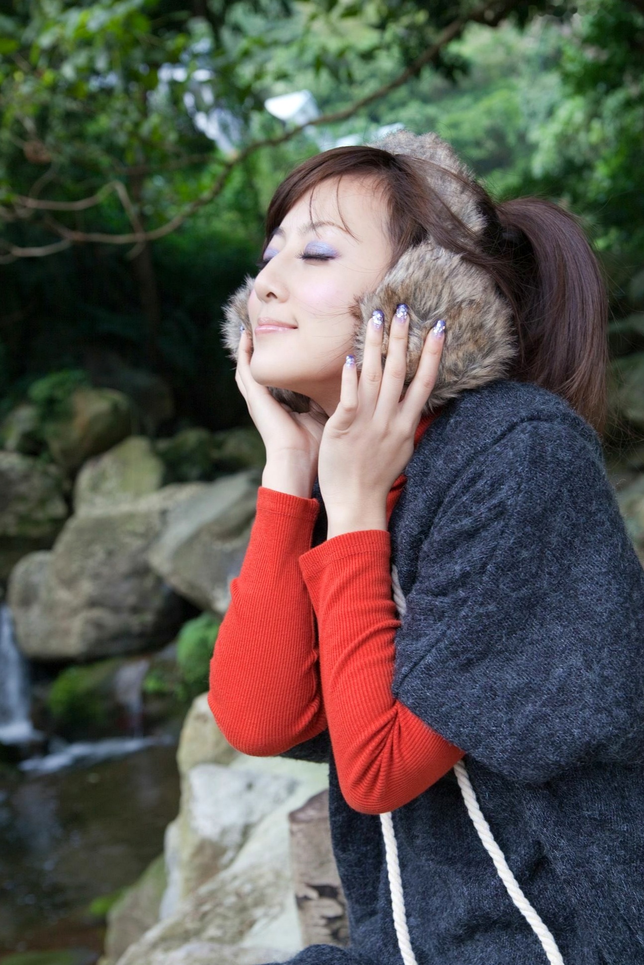 台湾正妹Mikako果子MM双溪公园户外私房写真,清新甜美针织衫穿搭,治愈系气质女神公园街拍生活照