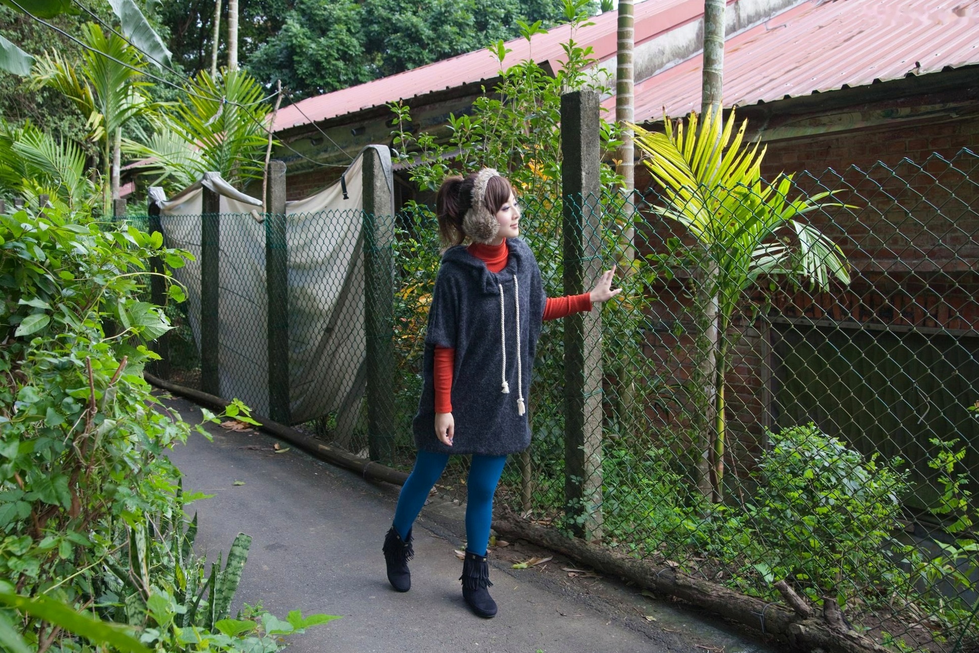 台湾正妹Mikako果子MM双溪公园户外私房写真,清新甜美针织衫穿搭,治愈系气质女神公园街拍生活照