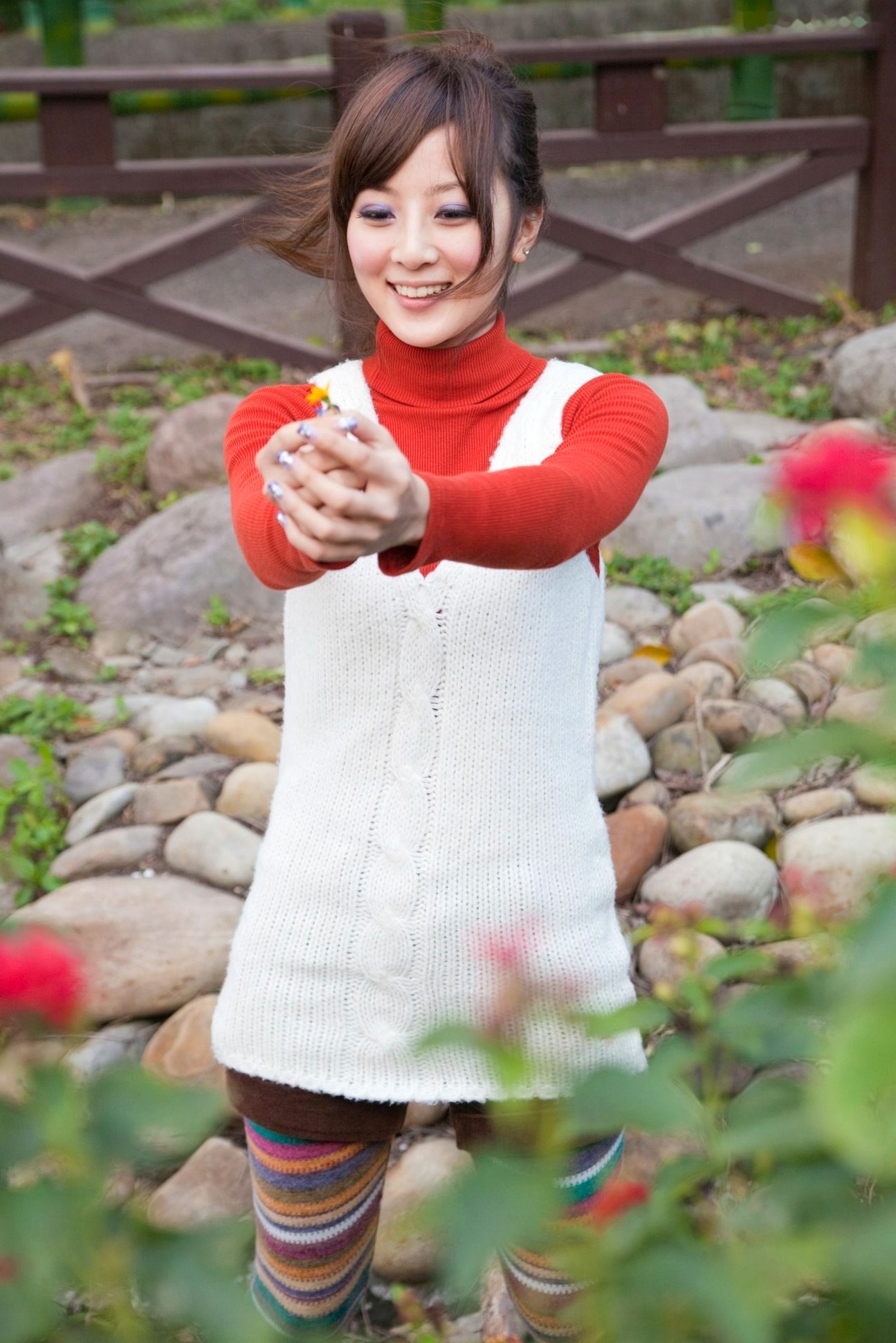 台湾正妹Mikako果子MM双溪公园户外私房写真,清新甜美针织衫穿搭,治愈系气质女神公园街拍生活照