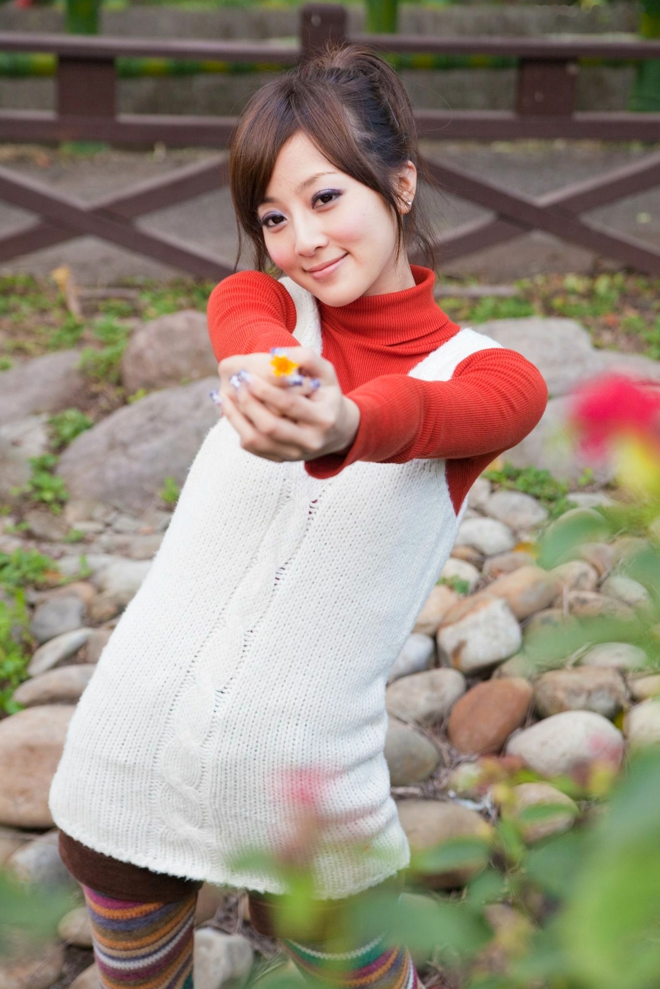 台湾正妹Mikako果子MM双溪公园户外私房写真,清新甜美针织衫穿搭,治愈系气质女神公园街拍生活照