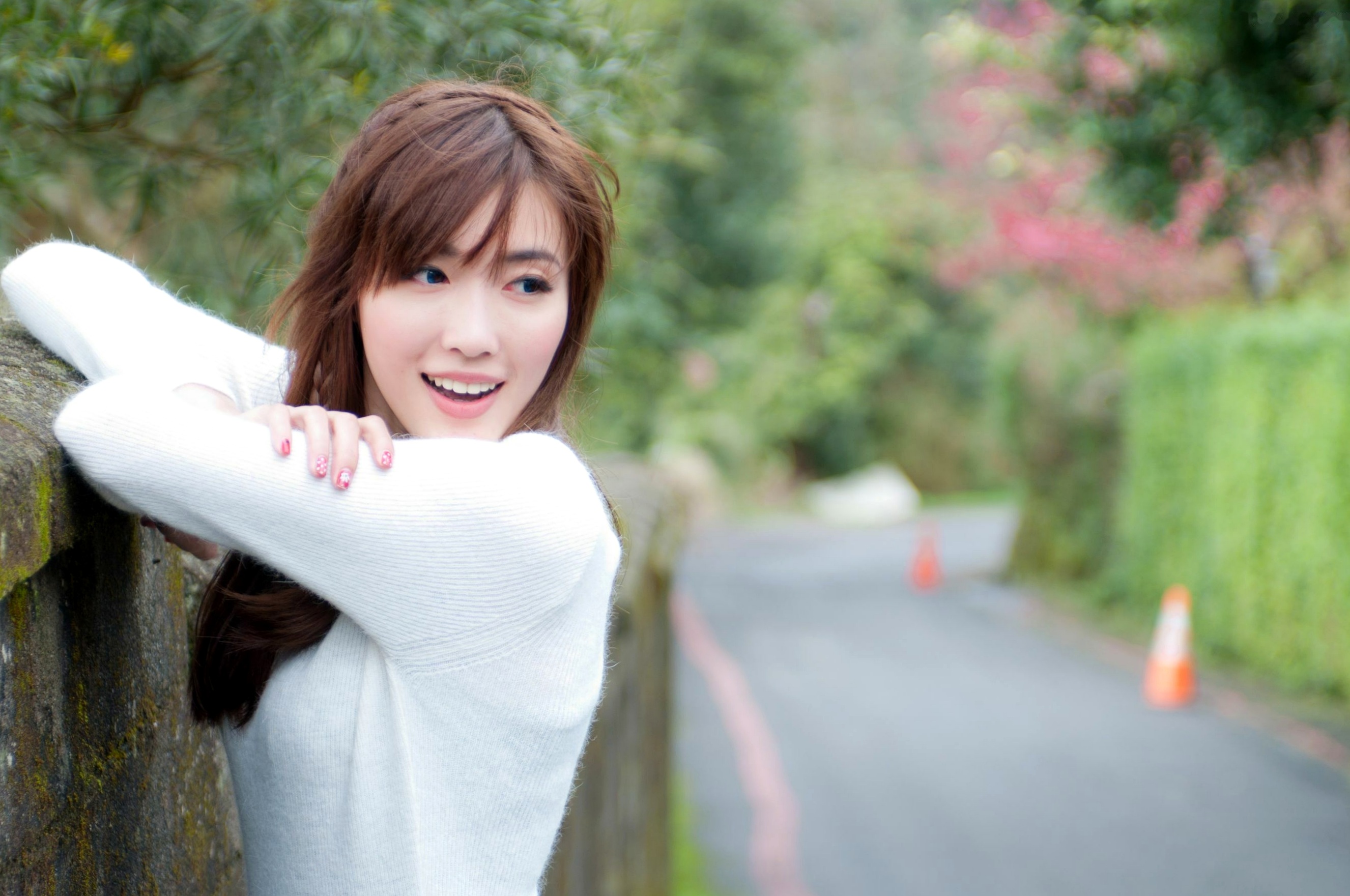 台湾正妹Kila晶晶/金允乔校园美拍:清新纯美针织衫户外写真系列图片