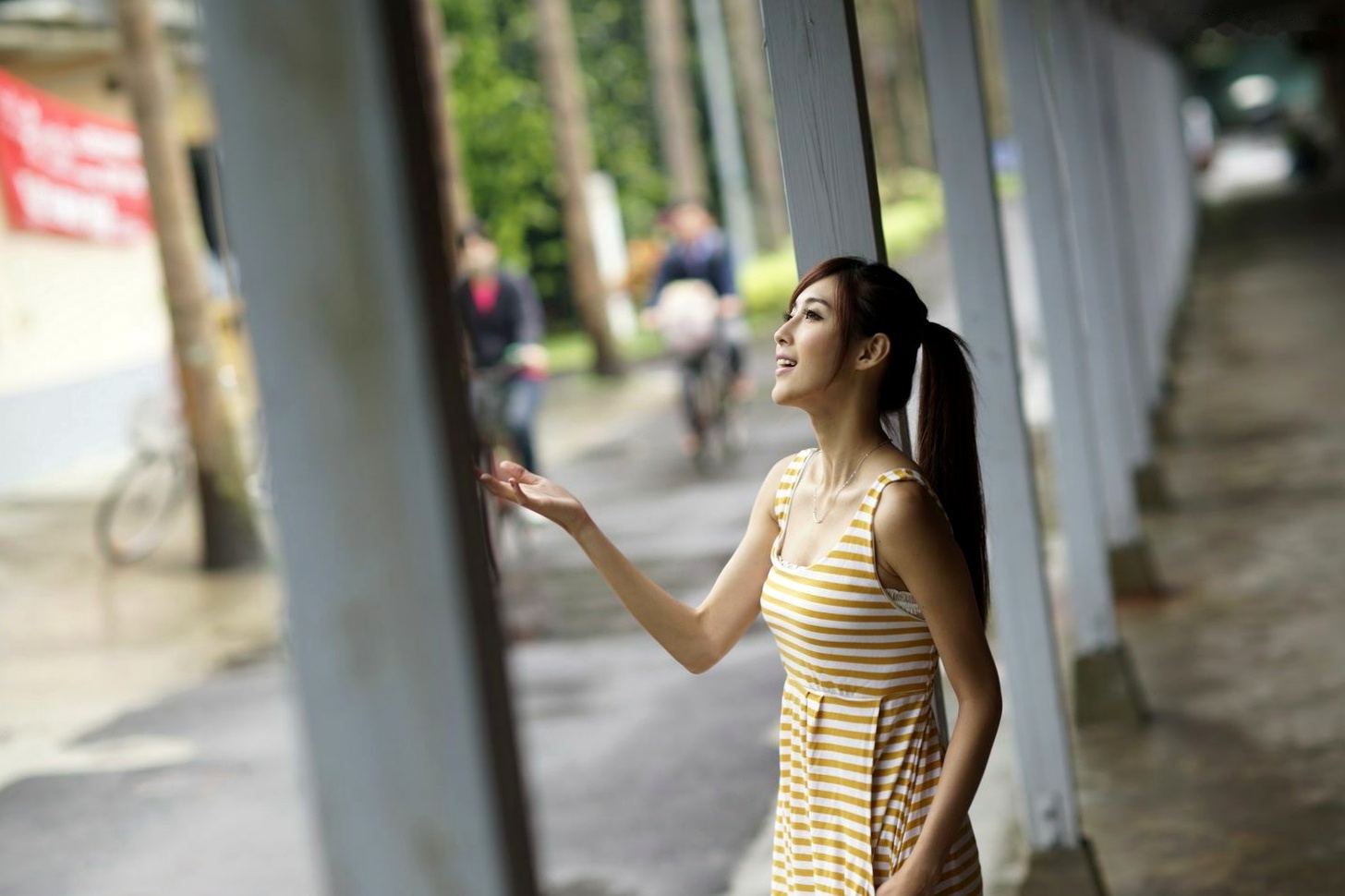 台湾正妹Kila晶晶/金允乔校园美拍:清新纯美针织衫户外写真系列图片