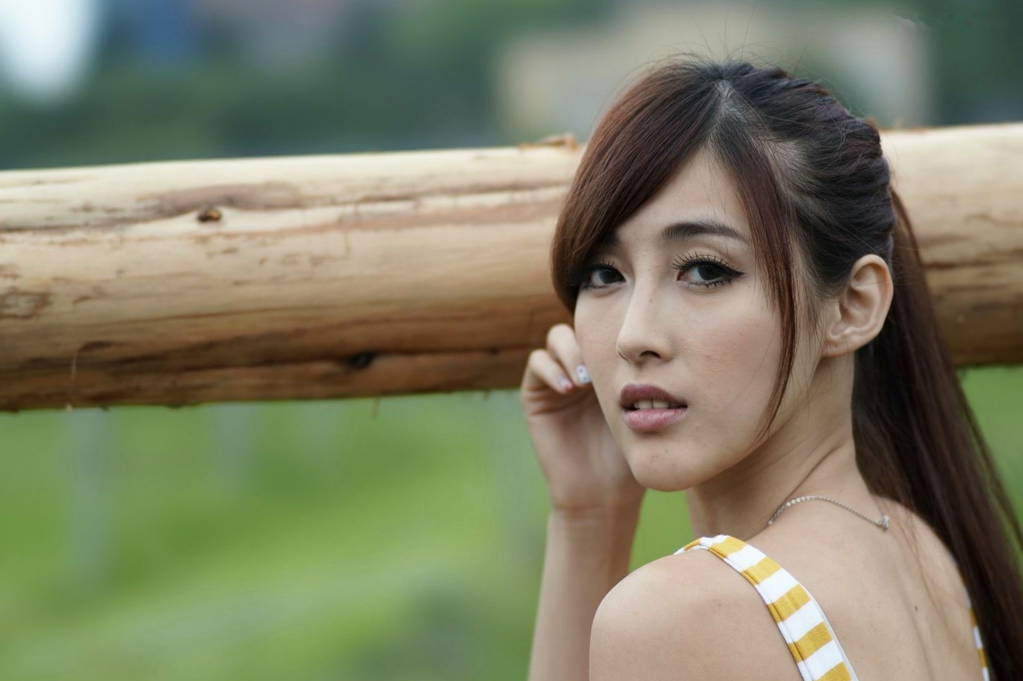 台湾正妹Kila晶晶/金允乔校园美拍:清新纯美针织衫户外写真系列图片