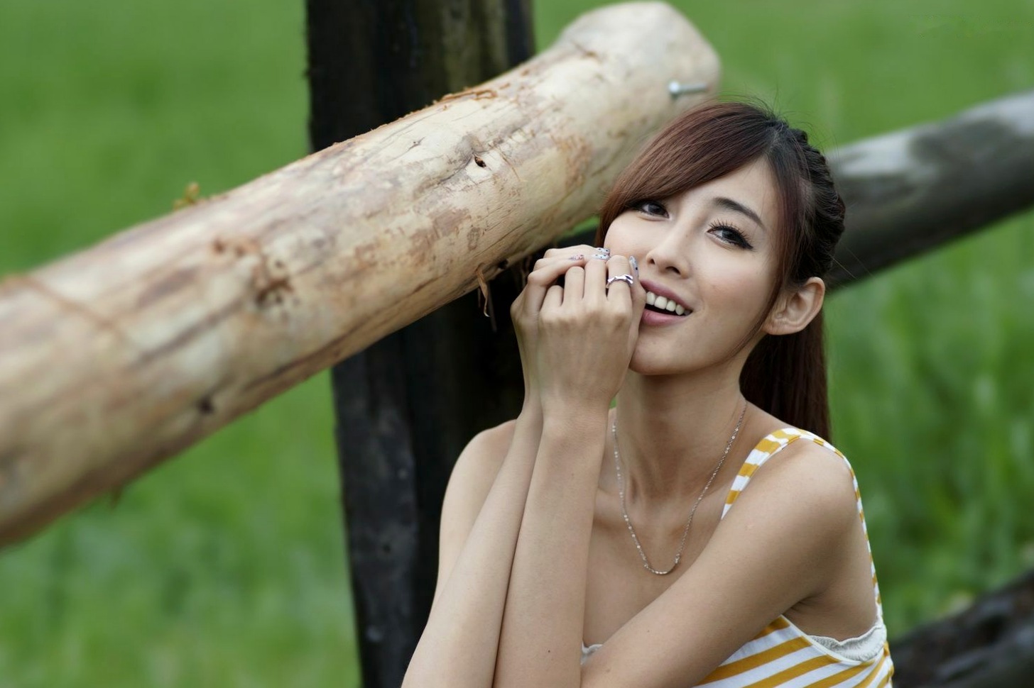 台湾正妹Kila晶晶/金允乔校园美拍:清新纯美针织衫户外写真系列图片