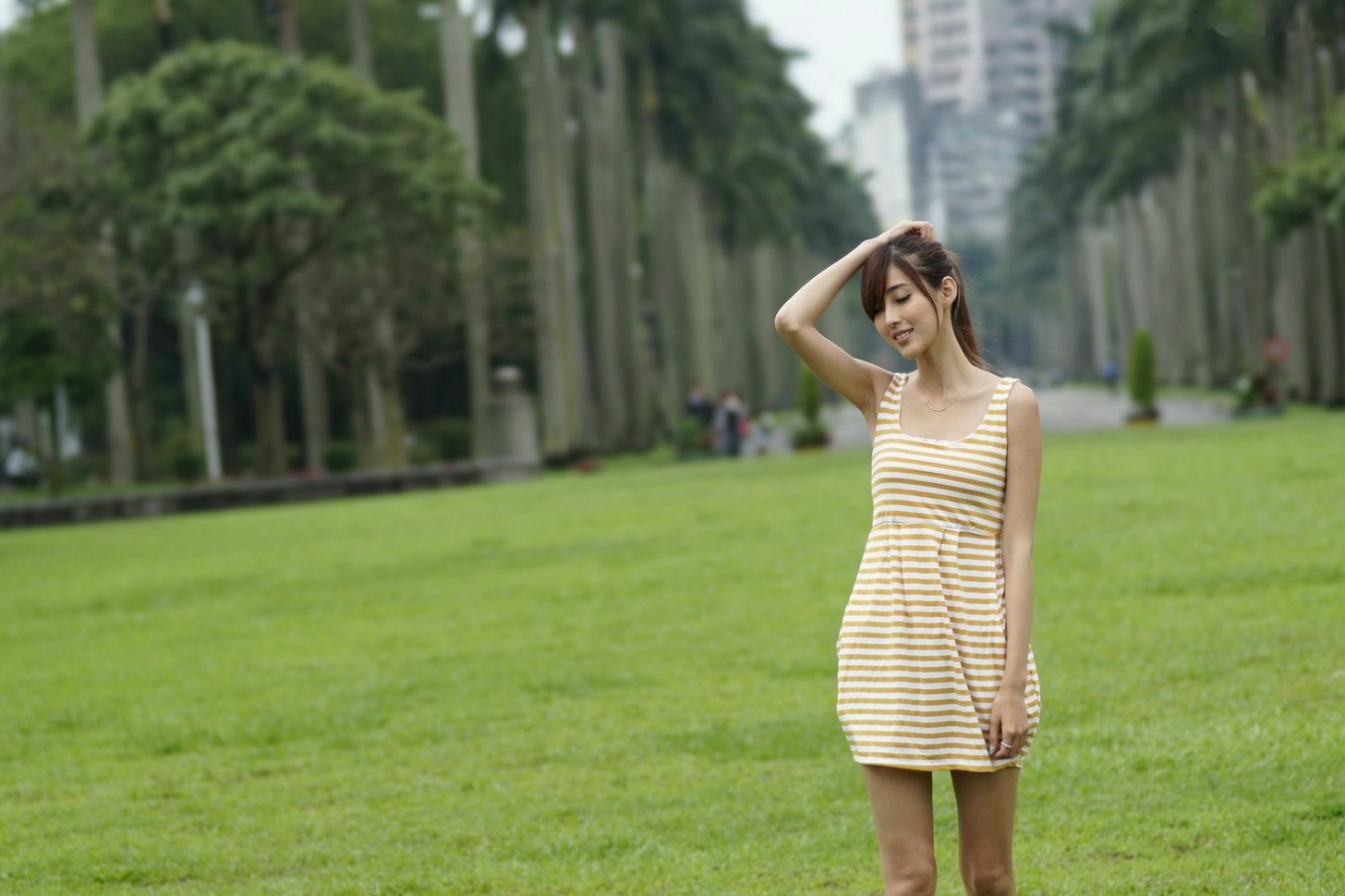 台湾正妹Kila晶晶/金允乔校园美拍:清新纯美针织衫户外写真系列图片