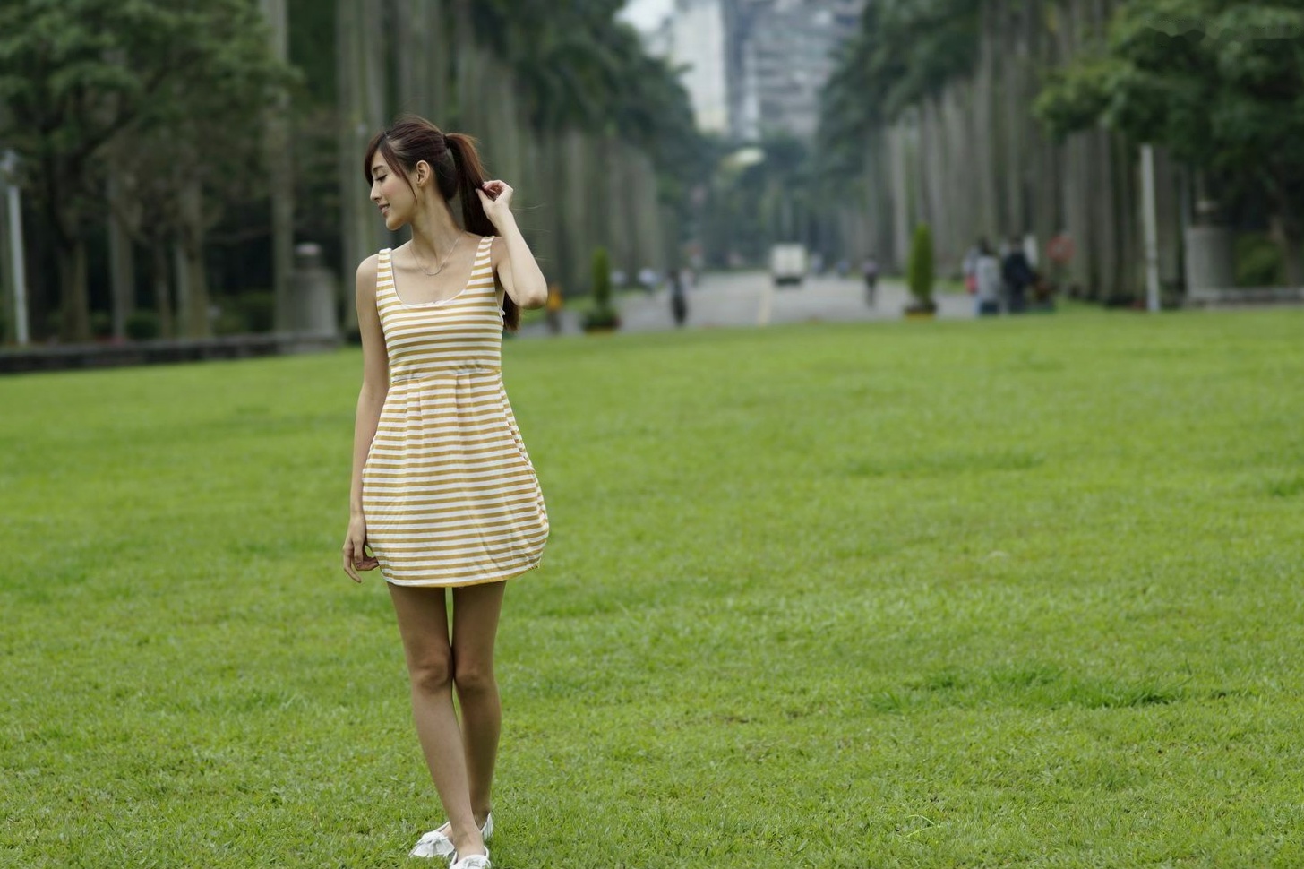 台湾正妹Kila晶晶/金允乔校园美拍:清新纯美针织衫户外写真系列图片