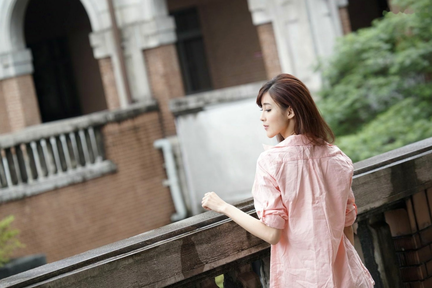 台湾正妹Kila晶晶/金允乔校园美拍:清新纯美针织衫户外写真系列图片