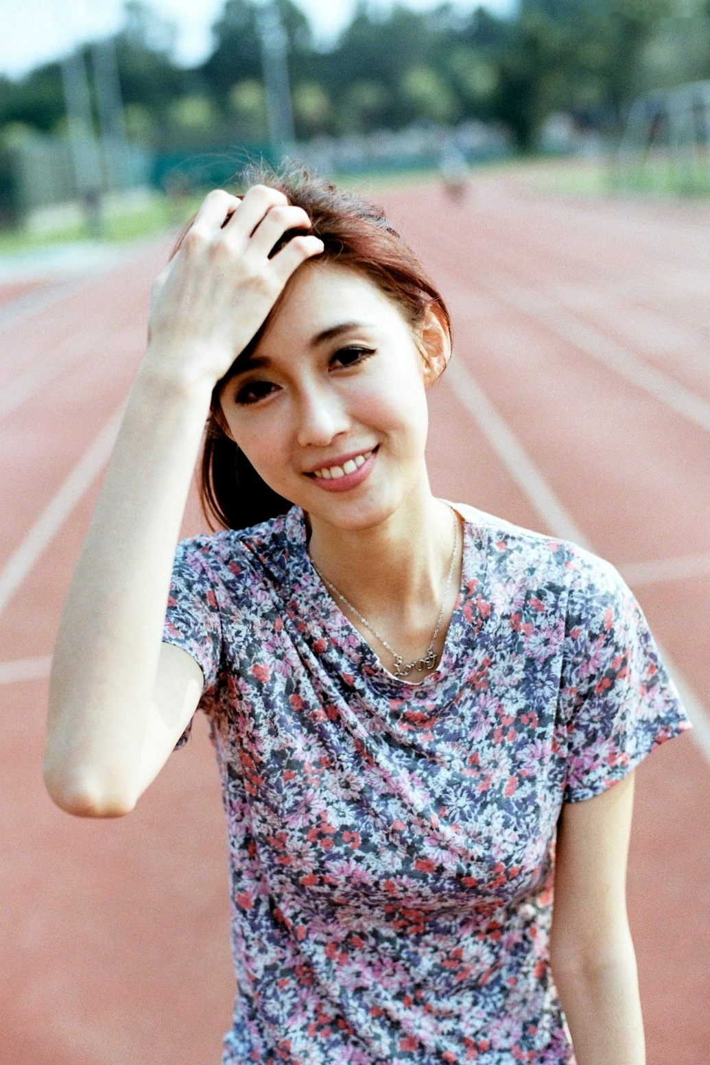 台湾正妹Kila晶晶/金允乔校园美拍:清新纯美针织衫户外写真系列图片