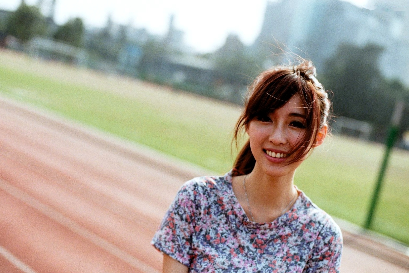 台湾正妹Kila晶晶/金允乔校园美拍:清新纯美针织衫户外写真系列图片
