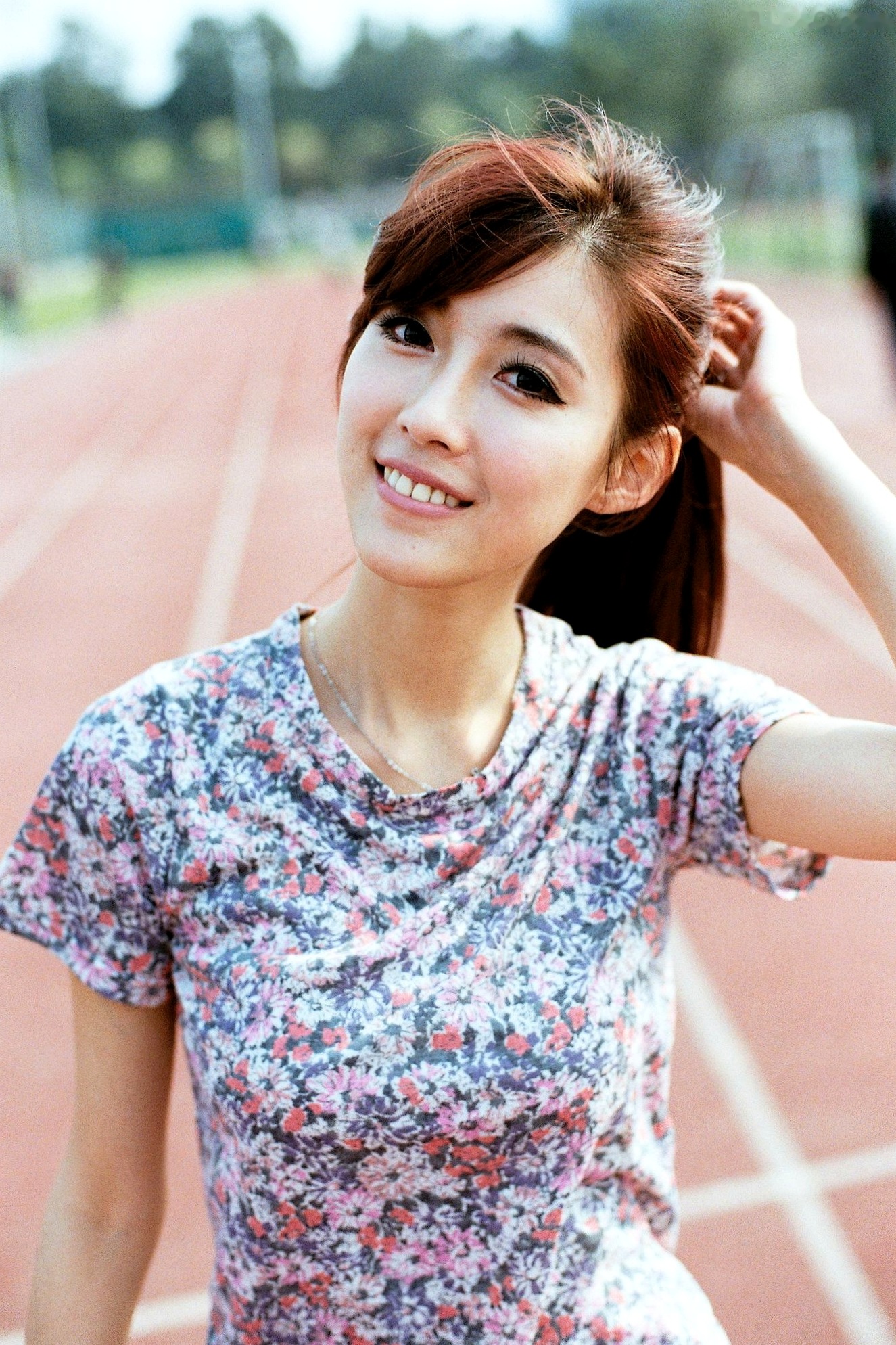 台湾正妹Kila晶晶/金允乔校园美拍:清新纯美针织衫户外写真系列图片
