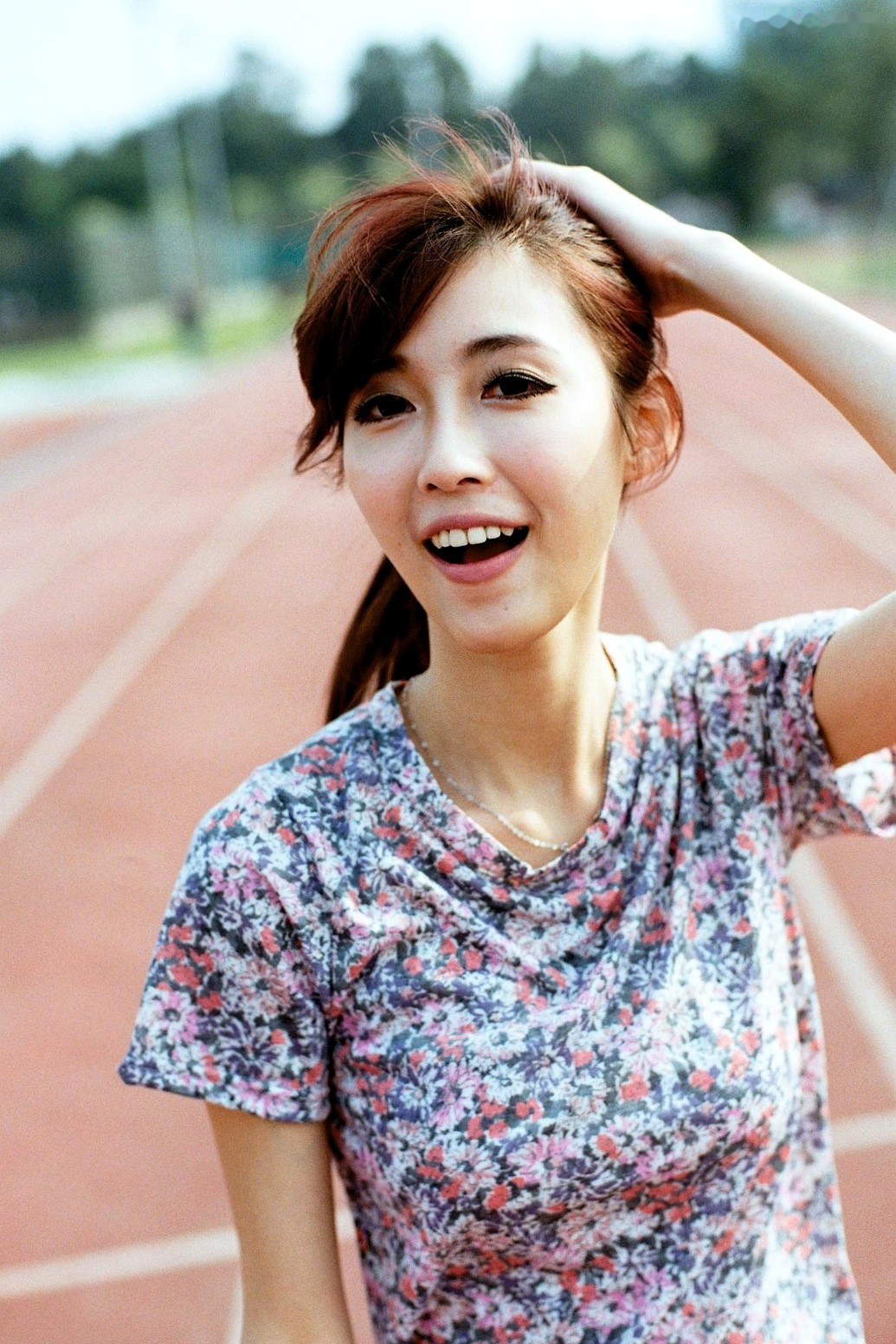 台湾正妹Kila晶晶/金允乔校园美拍:清新纯美针织衫户外写真系列图片